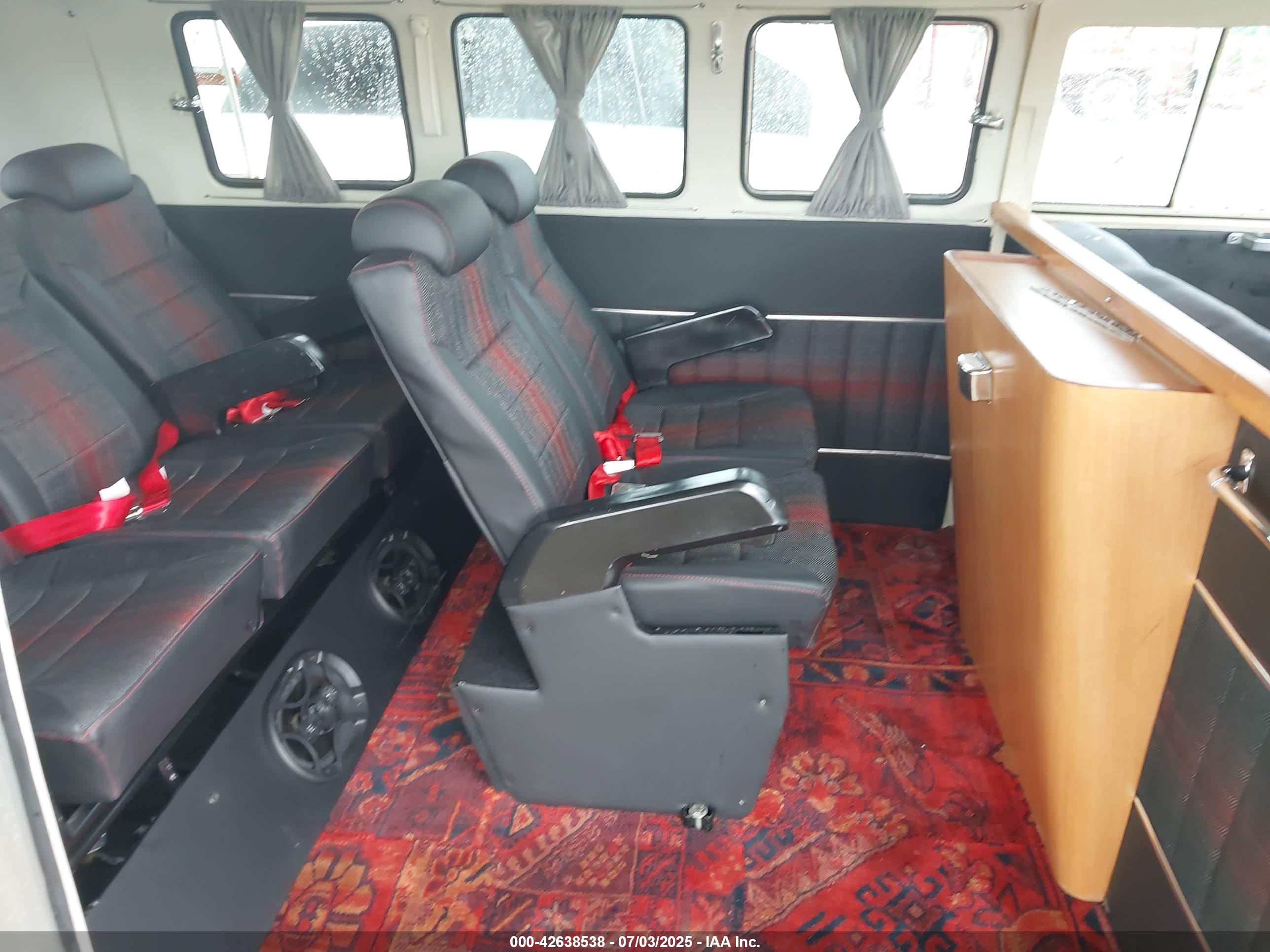 VOLKSWAGEN TRANSPORTER image 8