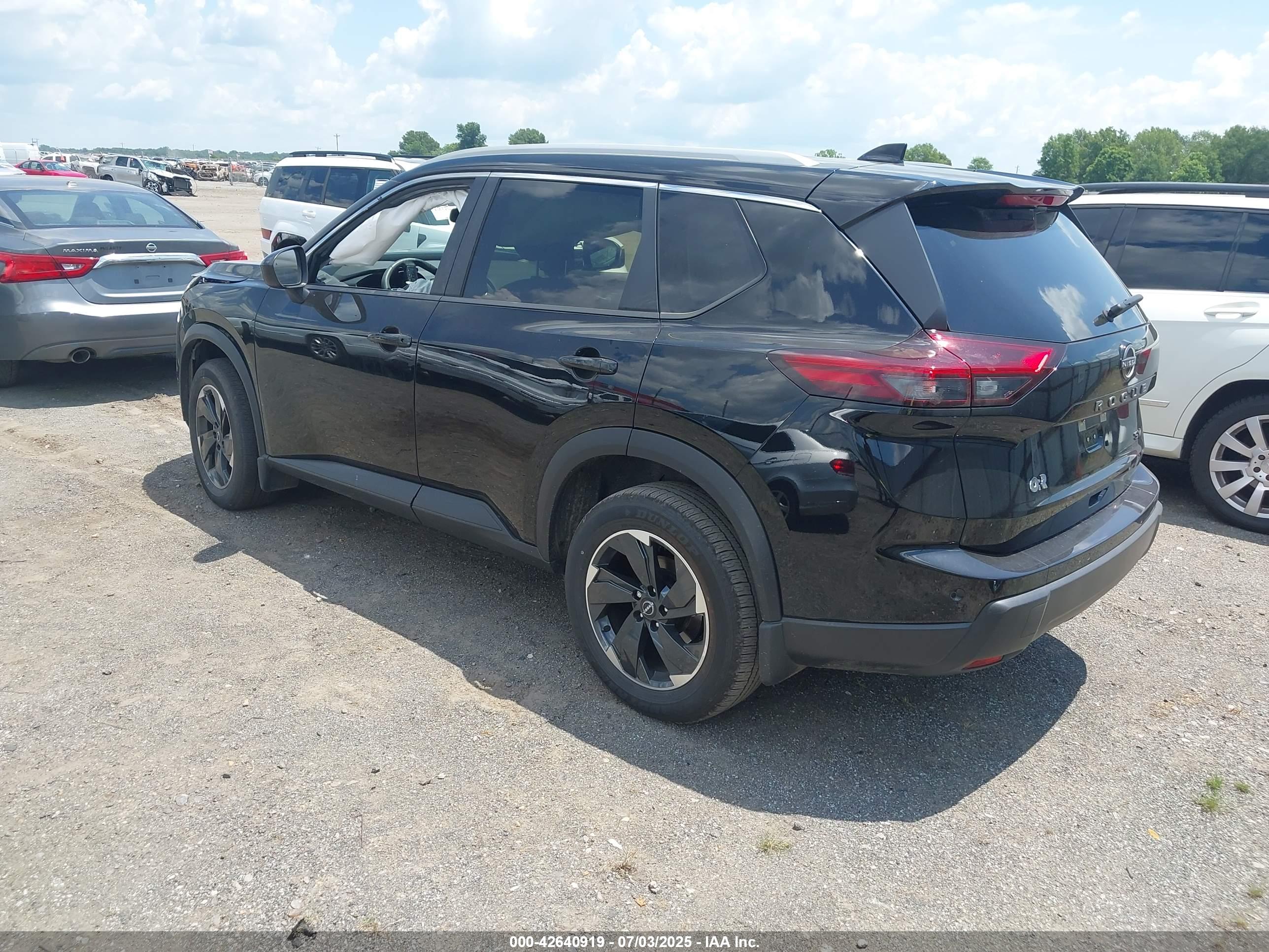 NISSAN ROGUE image 3