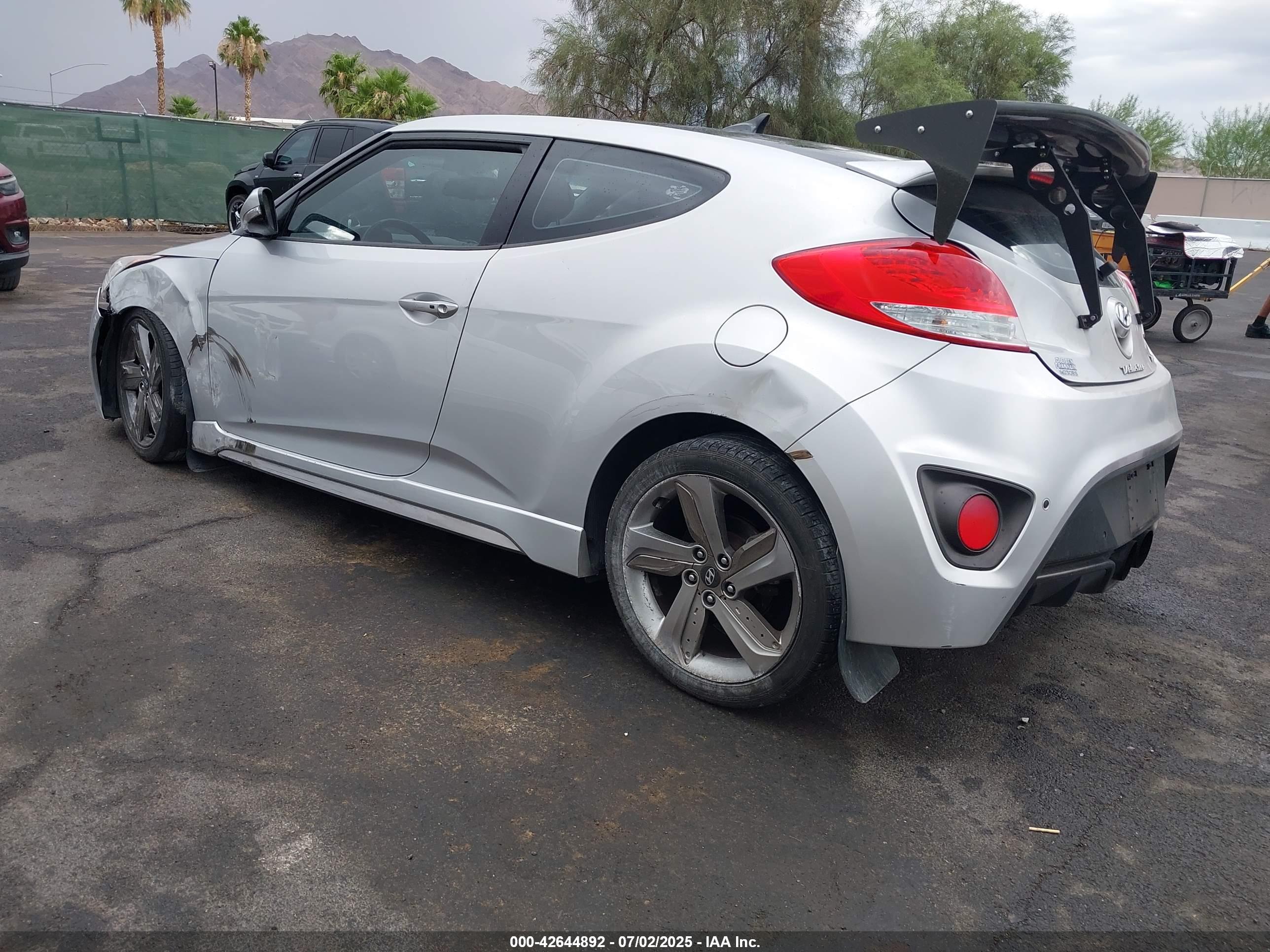 HYUNDAI VELOSTER image 3