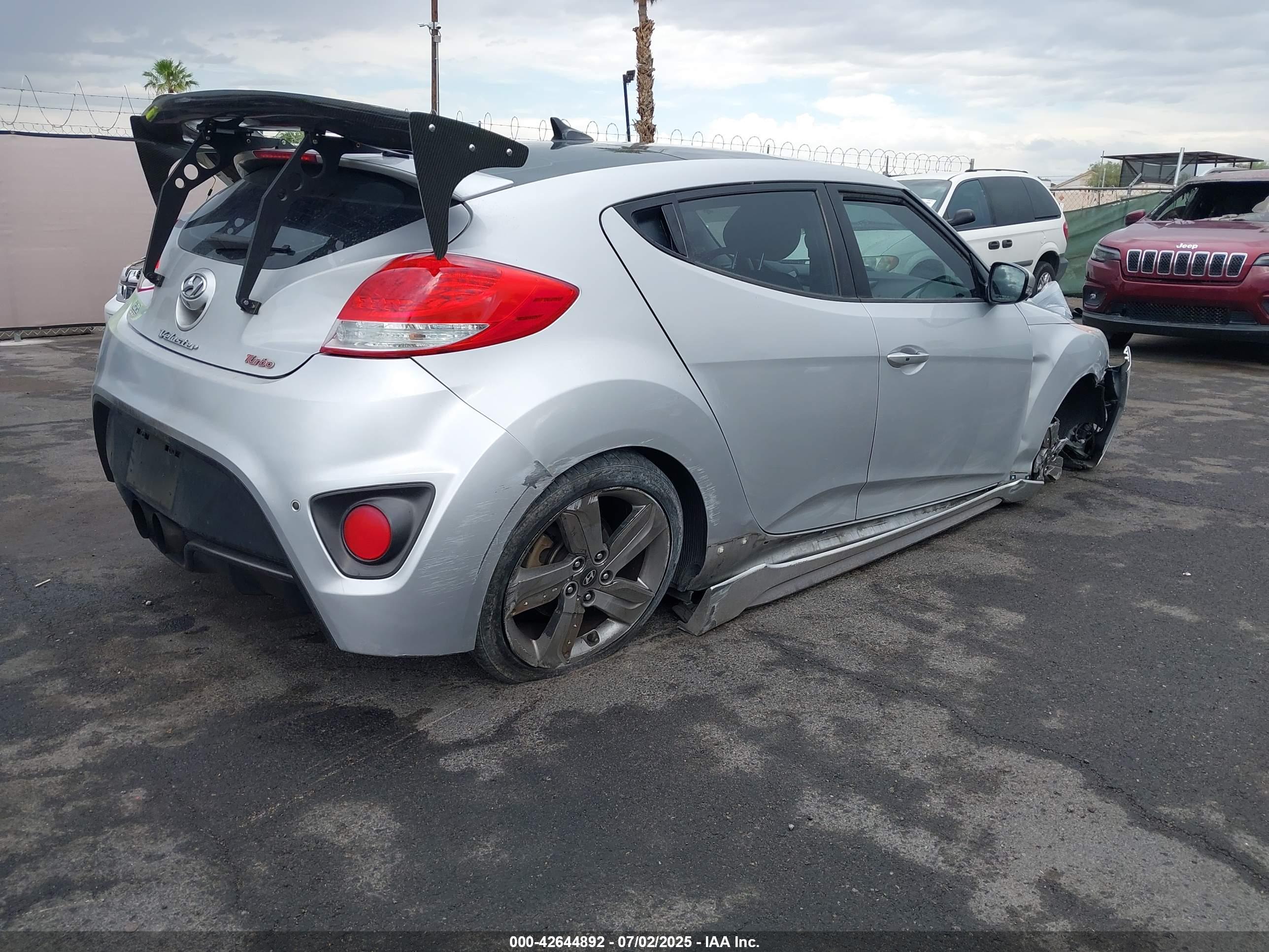 HYUNDAI VELOSTER image 4