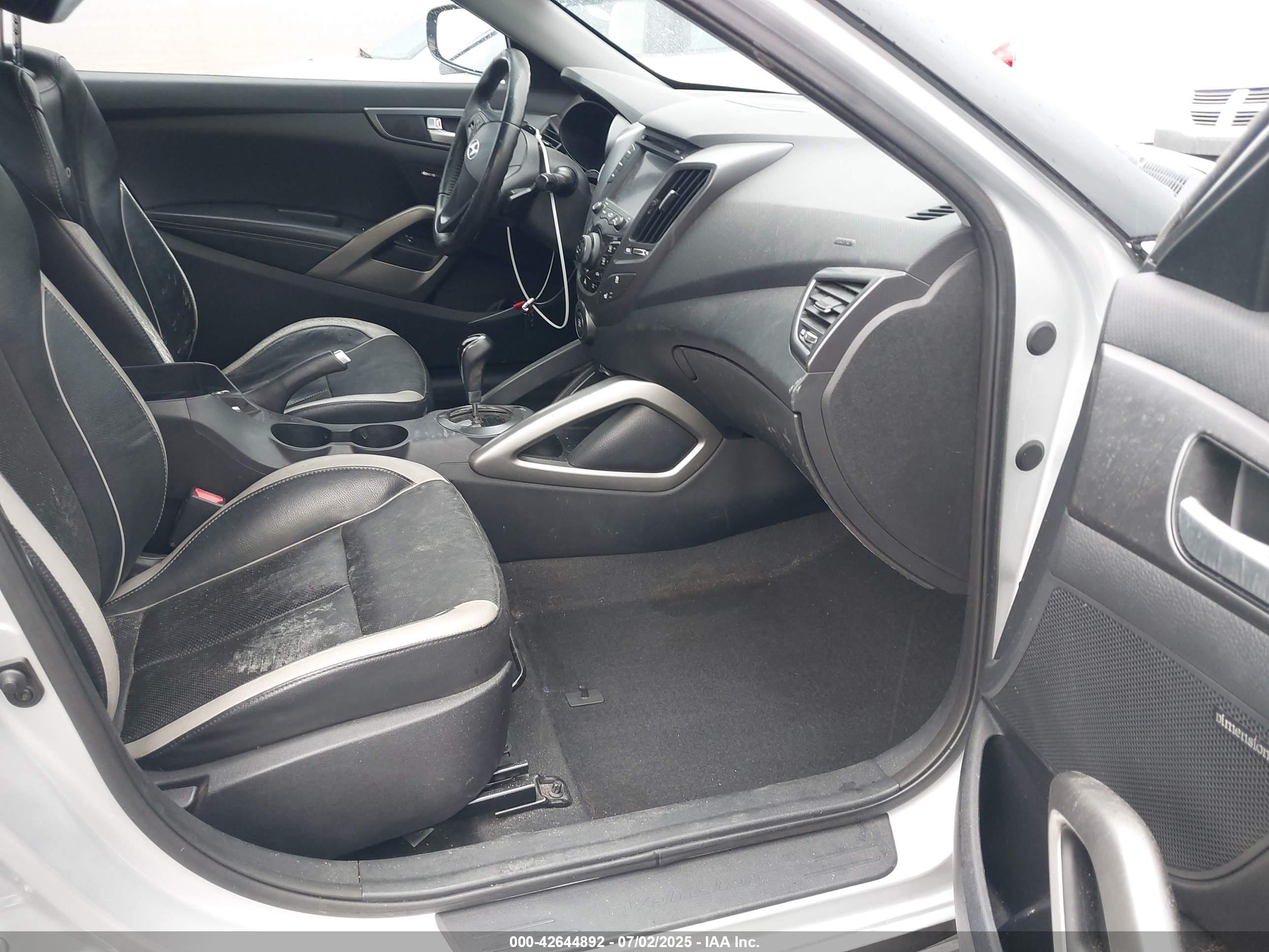 HYUNDAI VELOSTER image 5