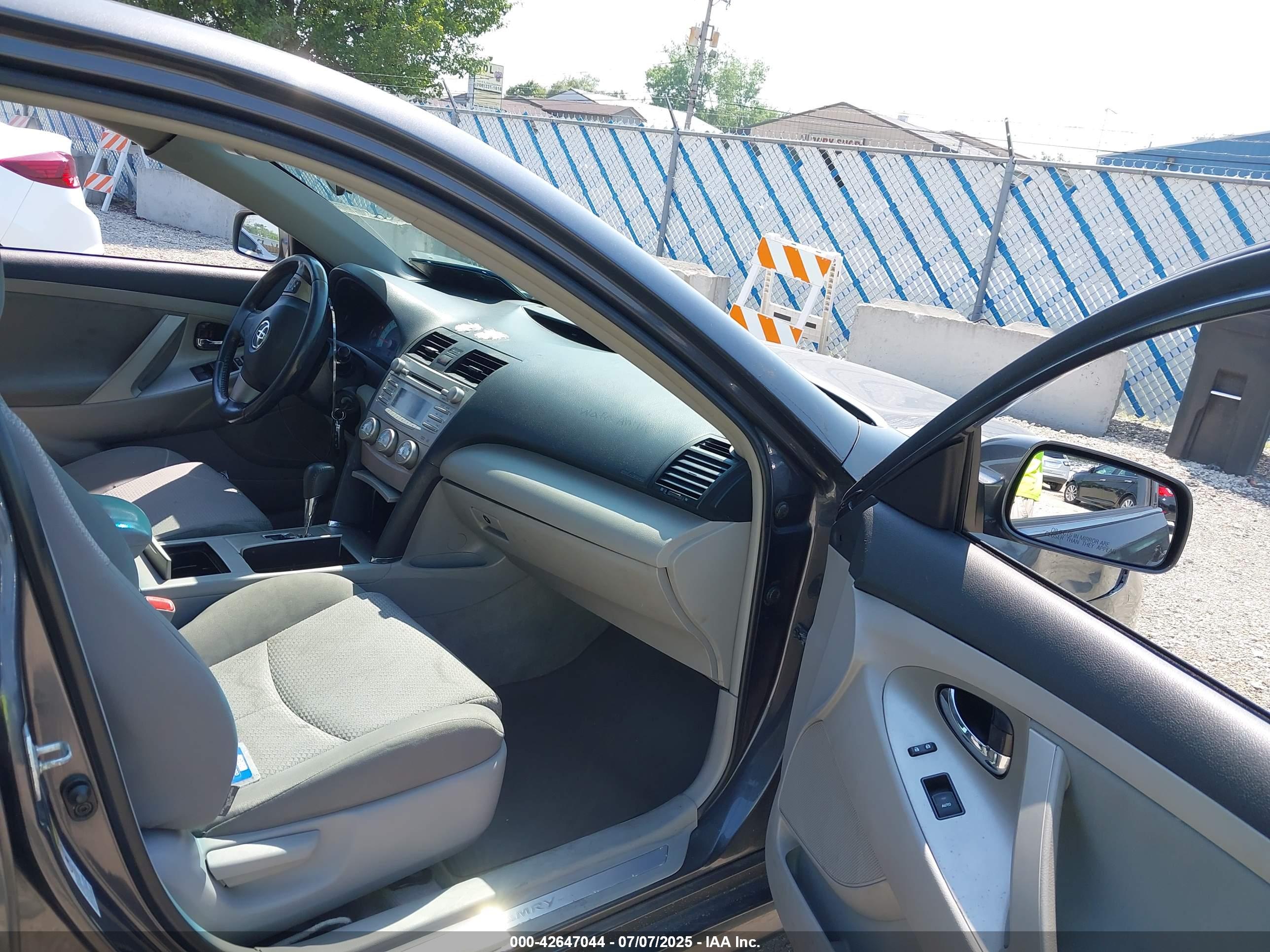 TOYOTA CAMRY image 5