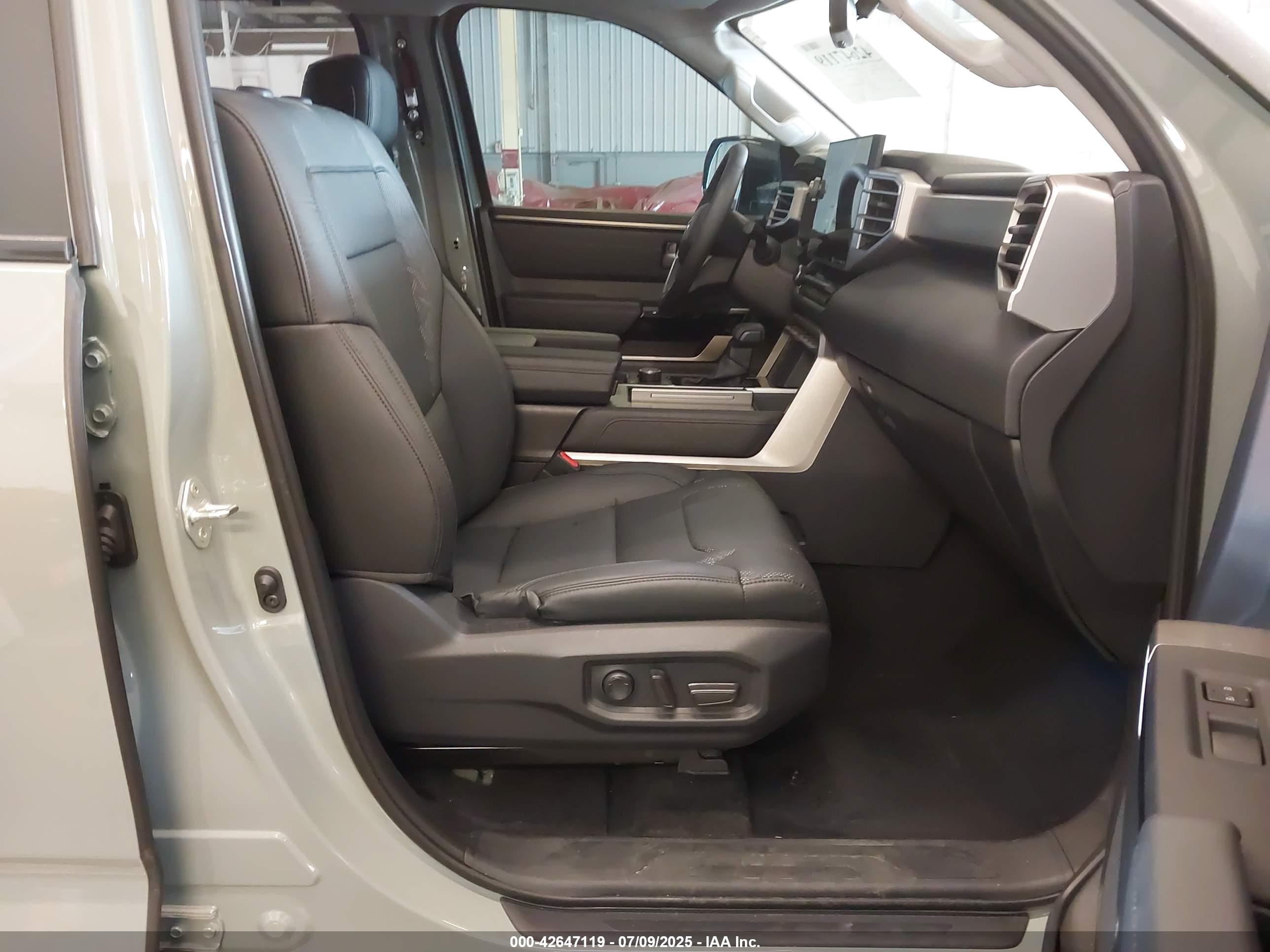 TOYOTA SEQUOIA image 5