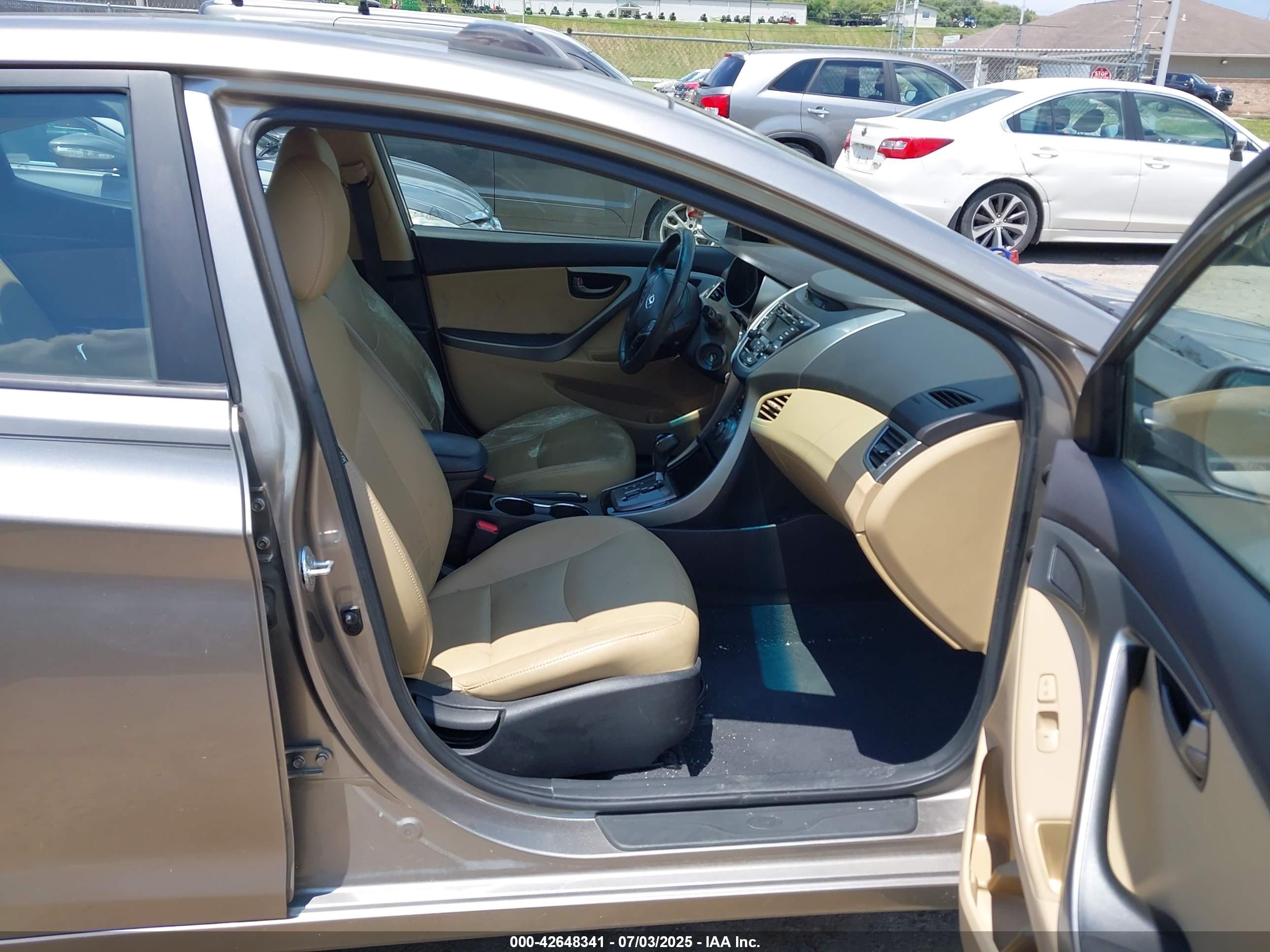 HYUNDAI ELANTRA image 5