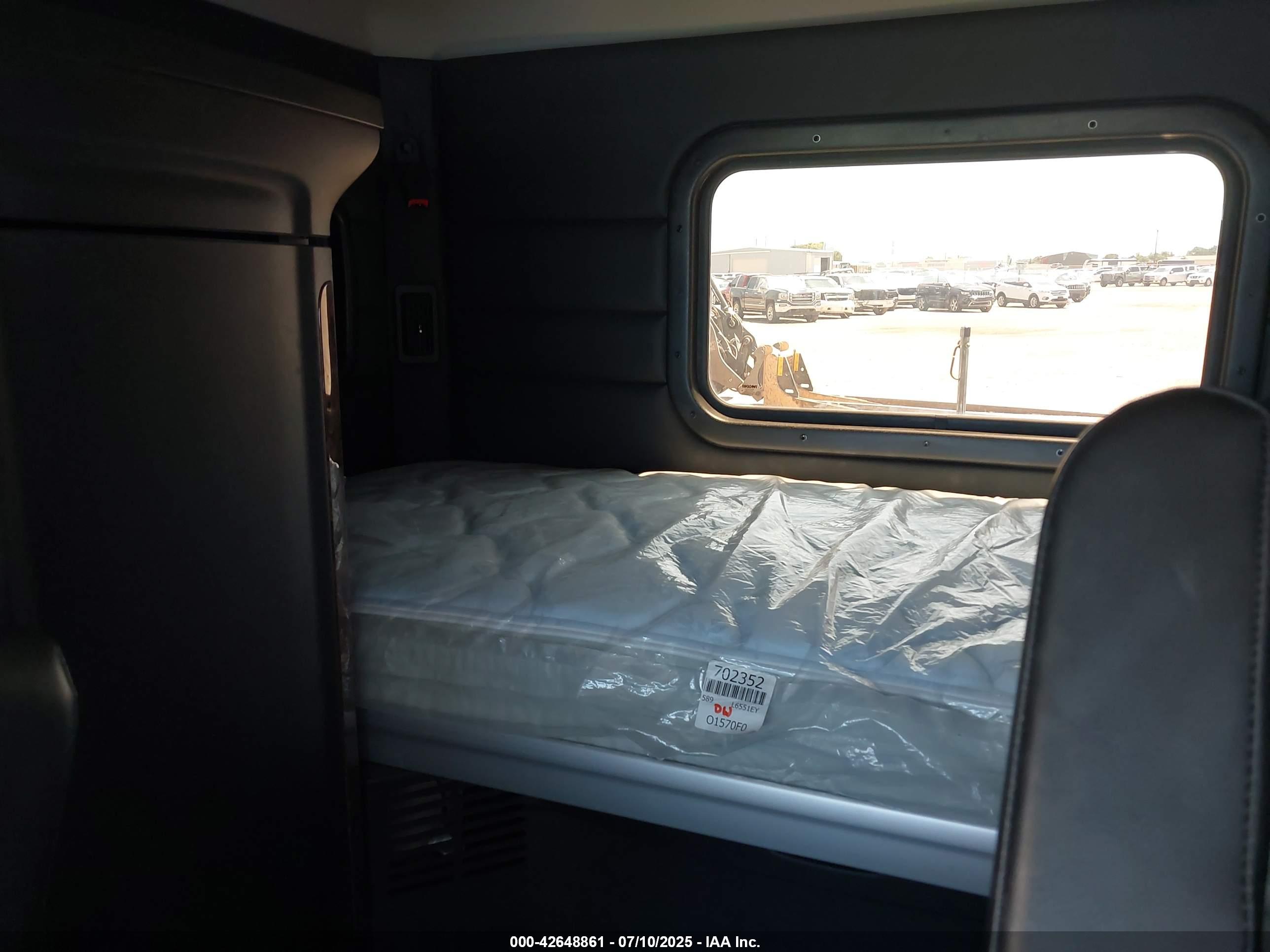 PETERBILT 589 image 8