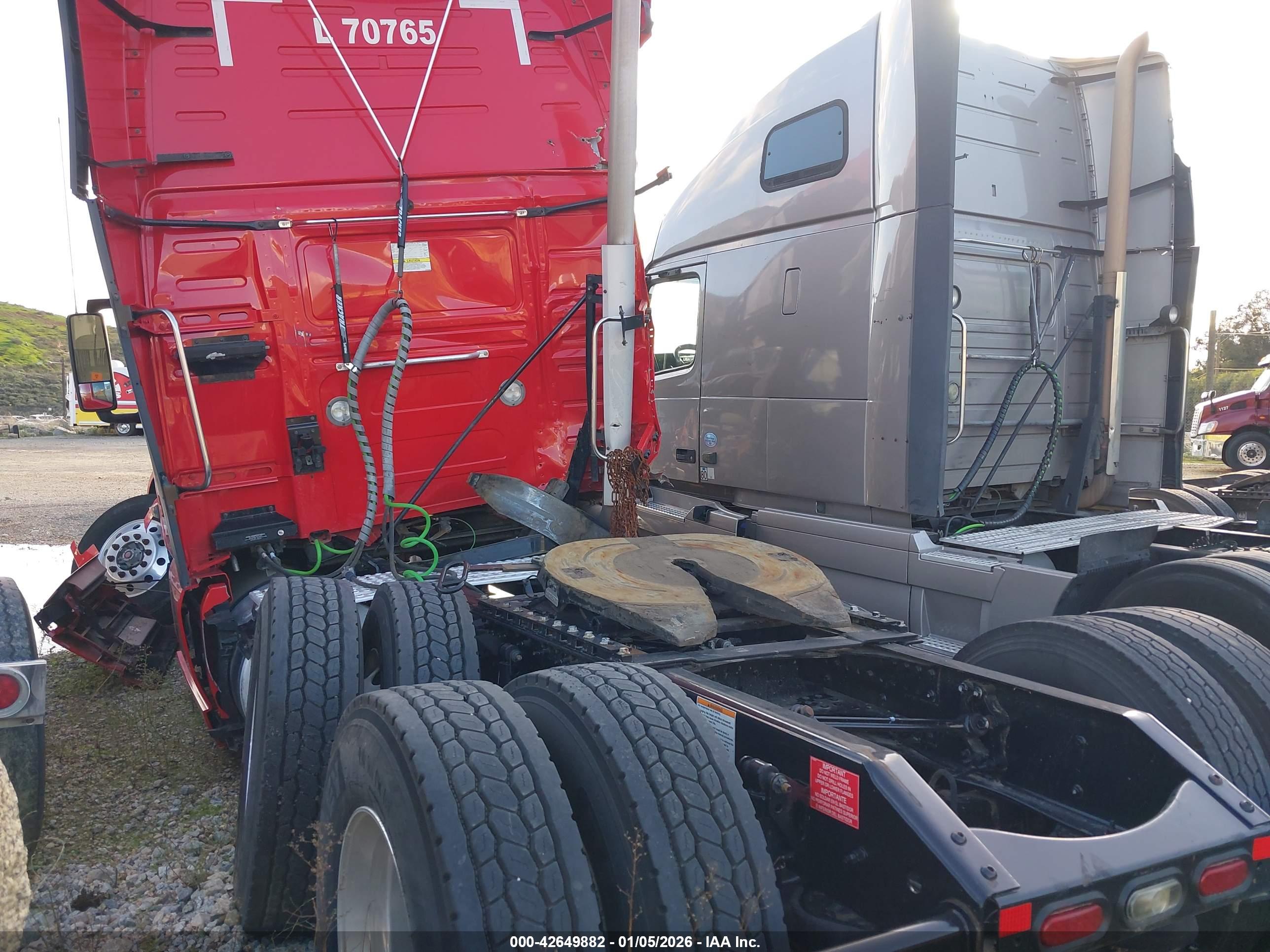 VOLVO VNL image 3