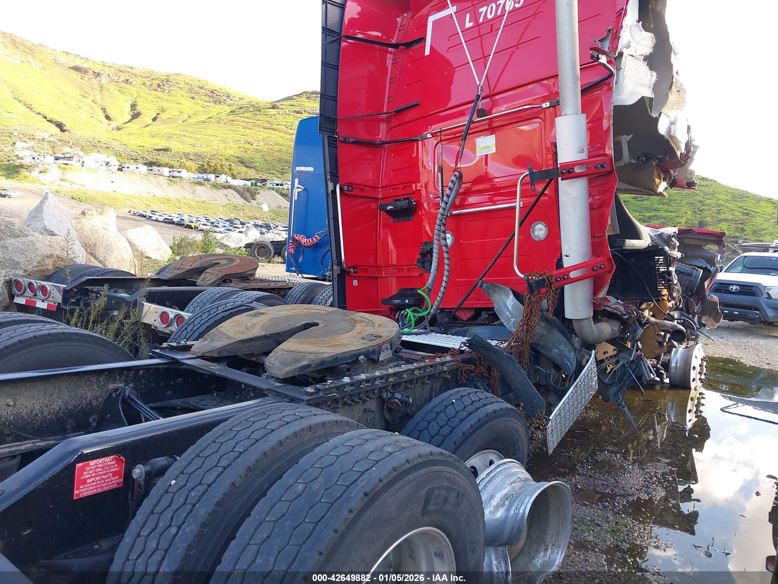VOLVO VNL image 4