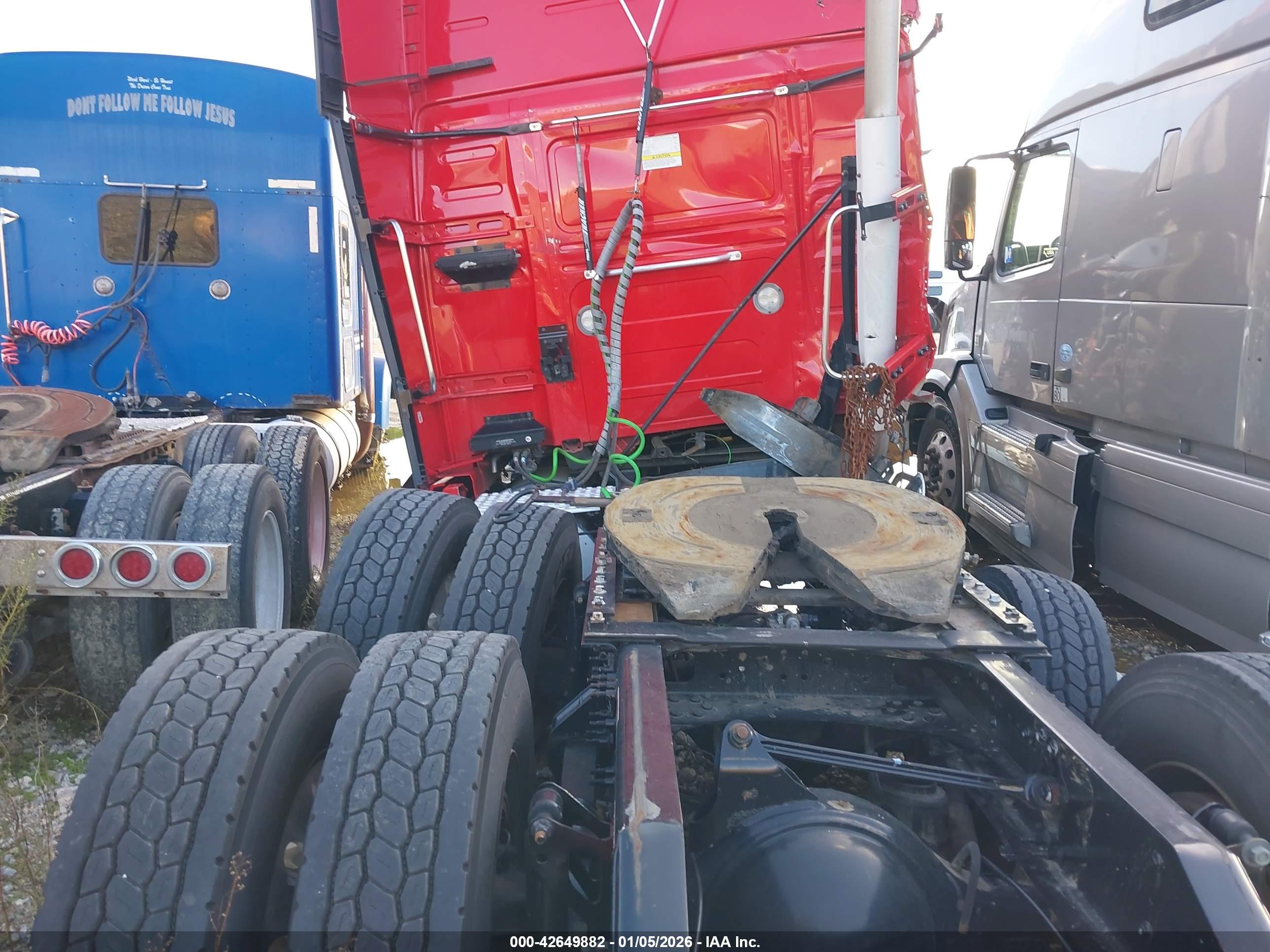 VOLVO VNL image 8