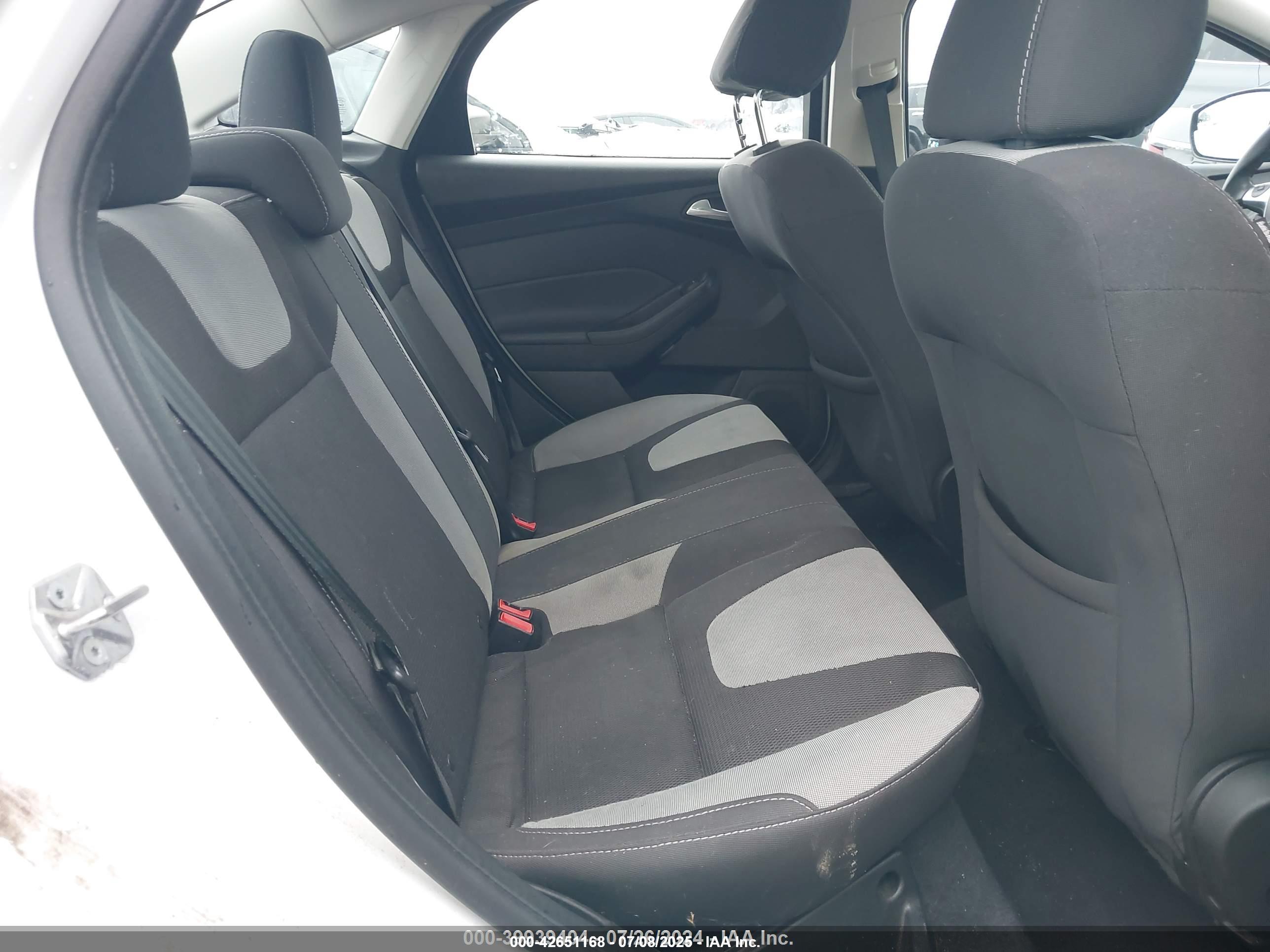 FORD FOCUS image 8