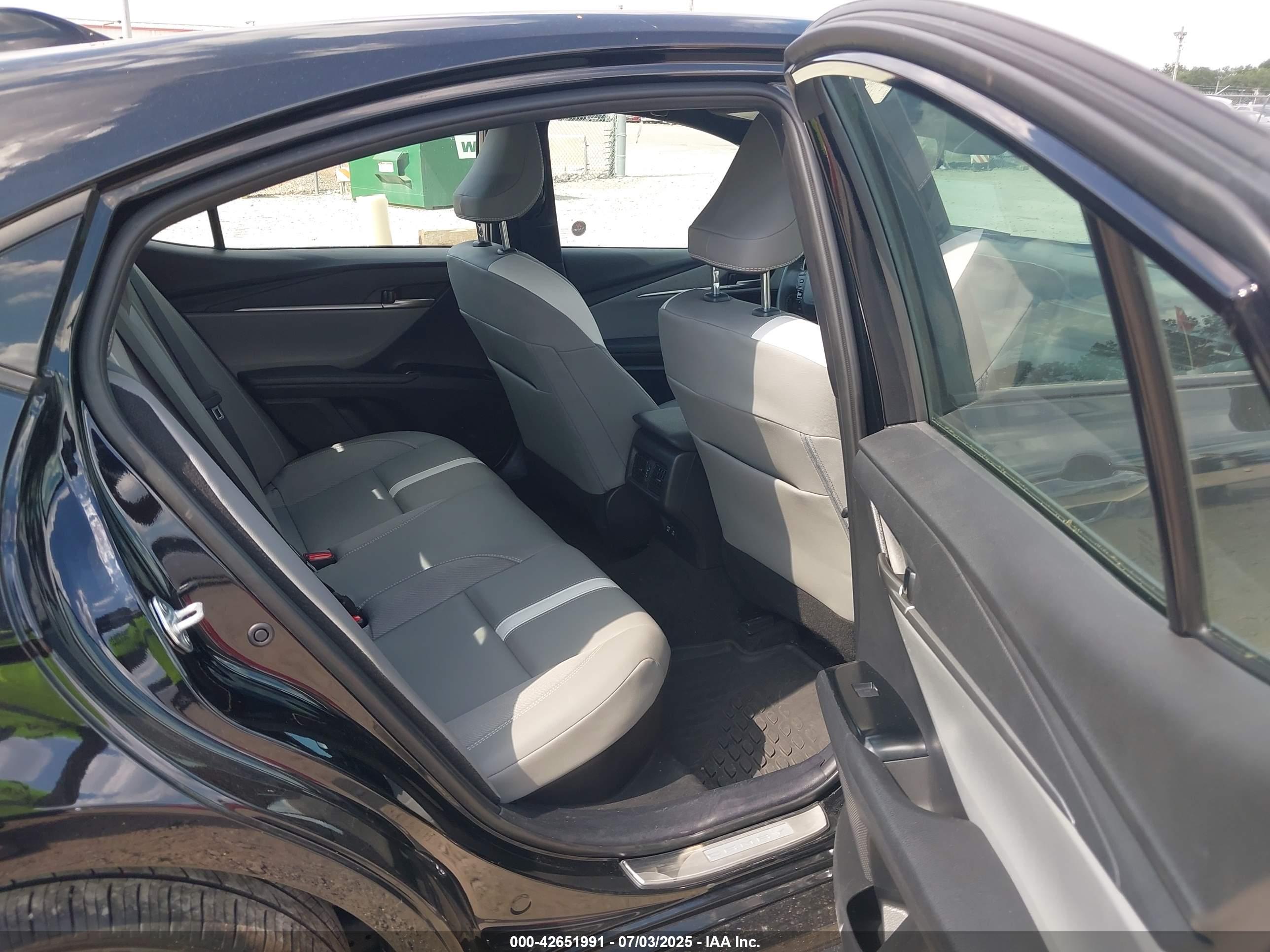 TOYOTA CAMRY image 8