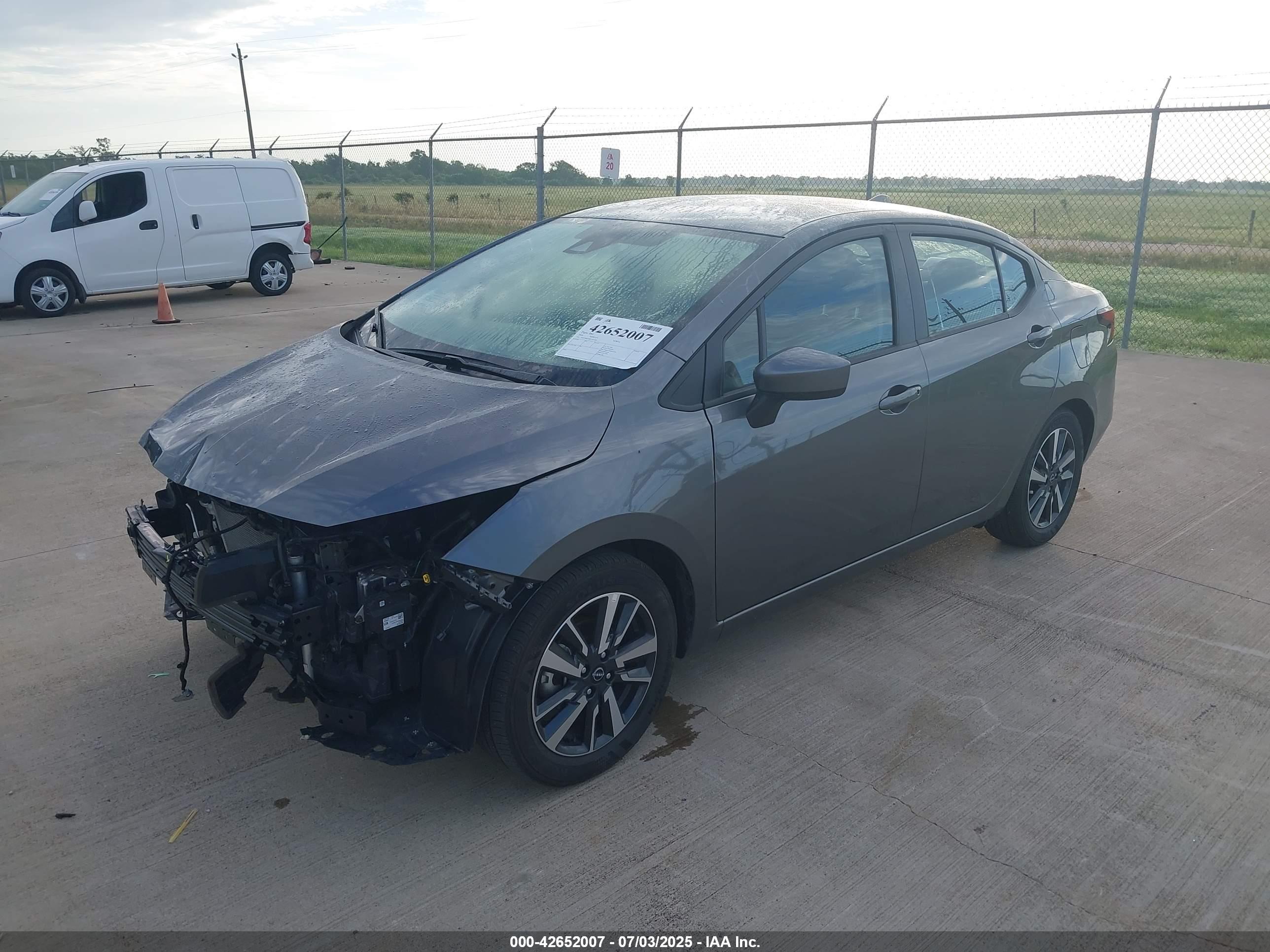 NISSAN VERSA image 2