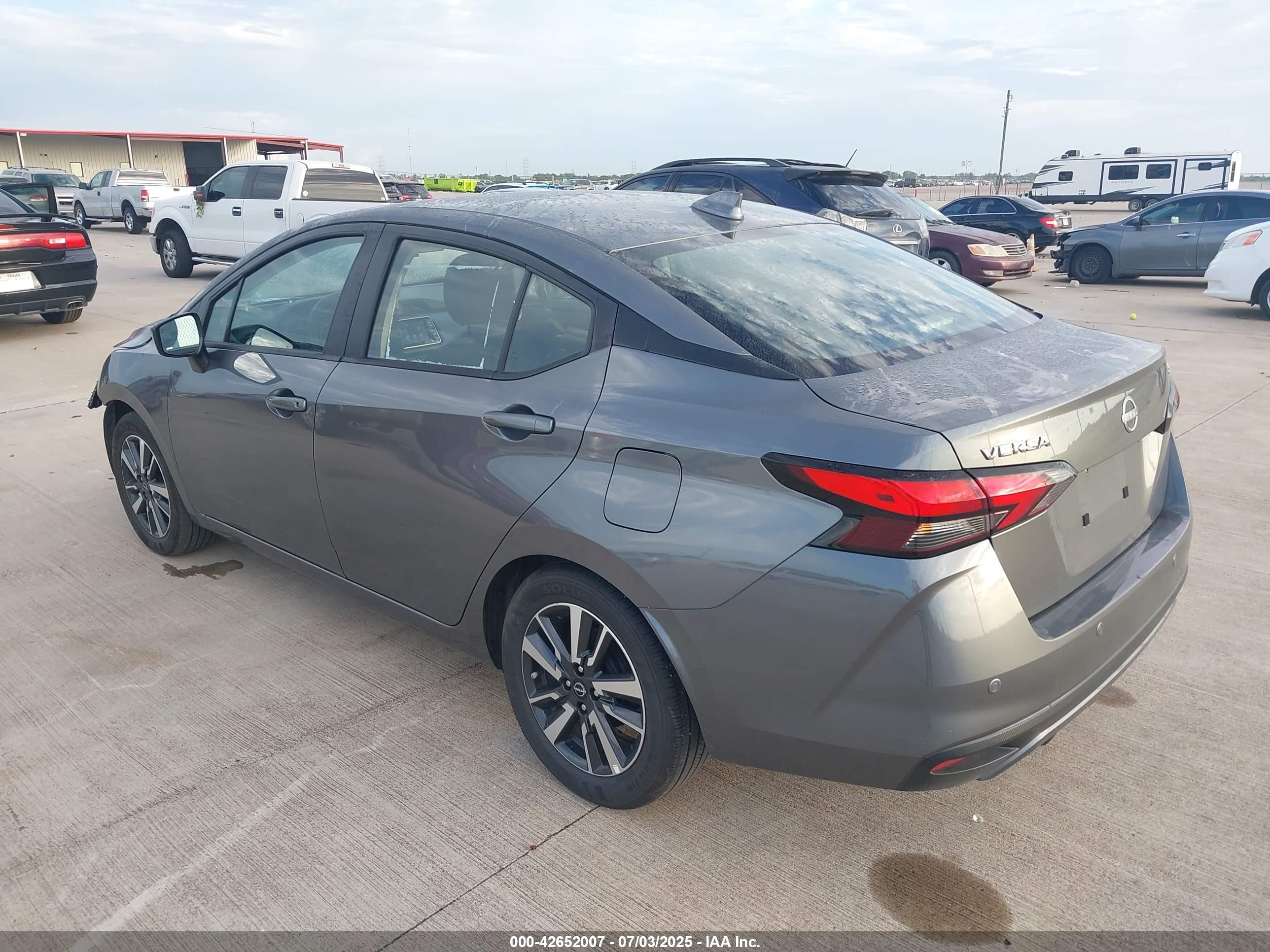 NISSAN VERSA image 3