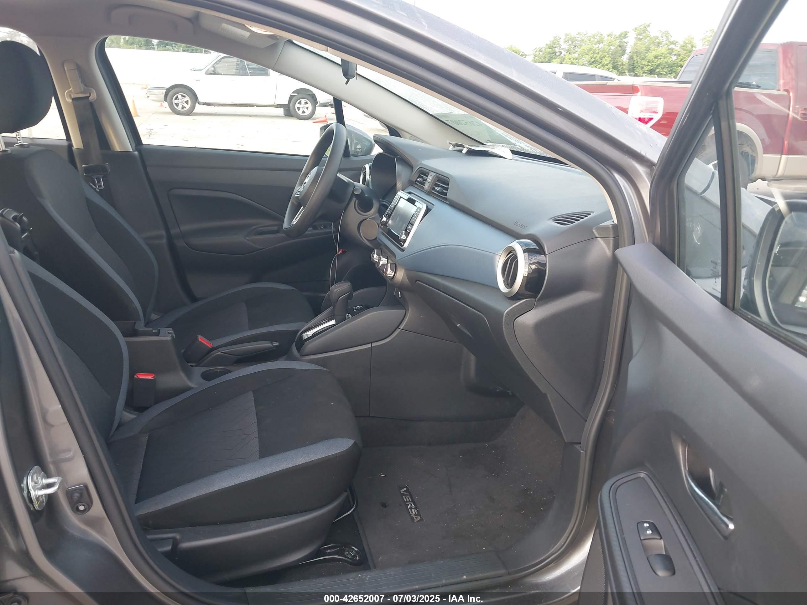NISSAN VERSA image 5