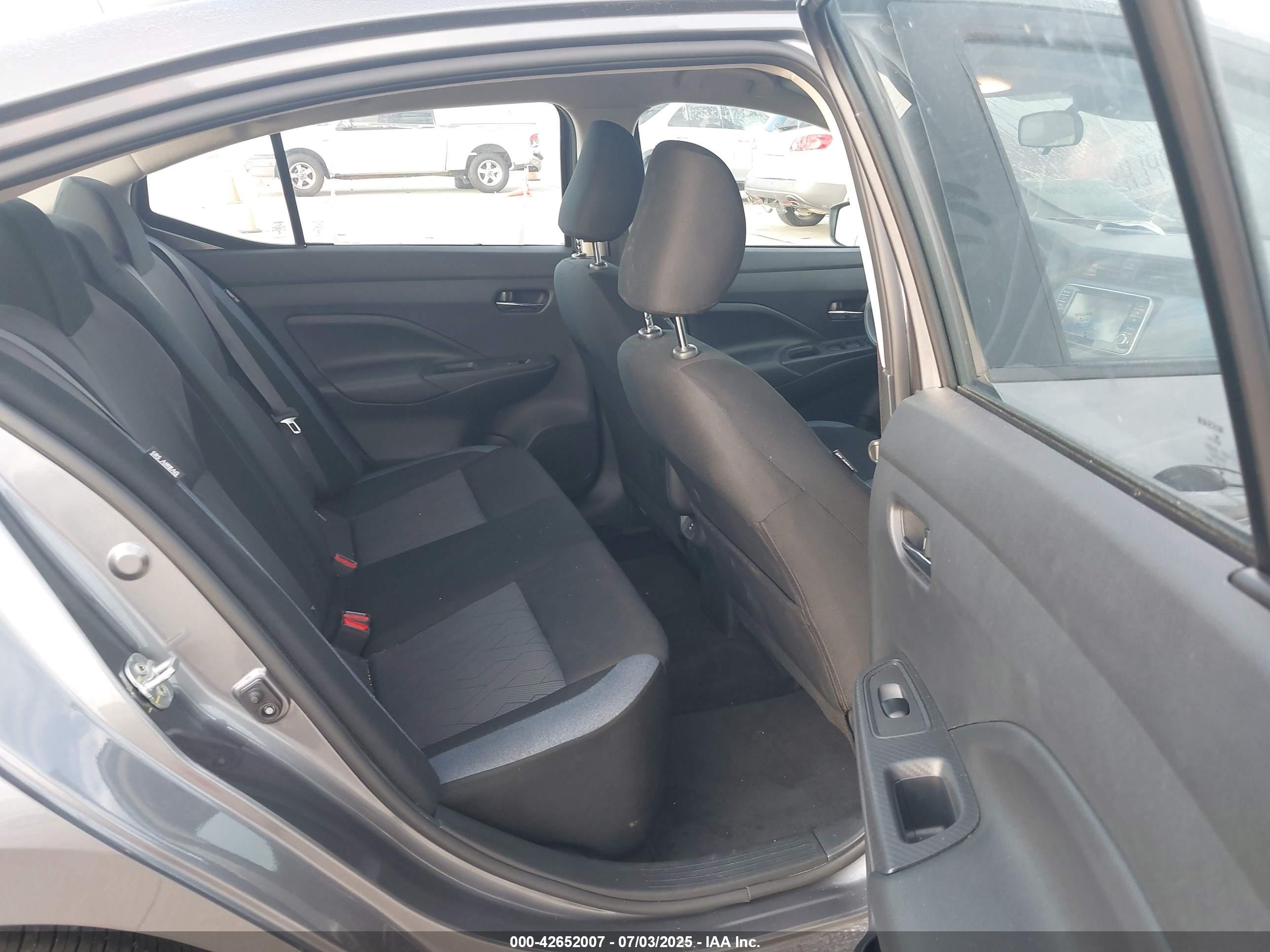 NISSAN VERSA image 8