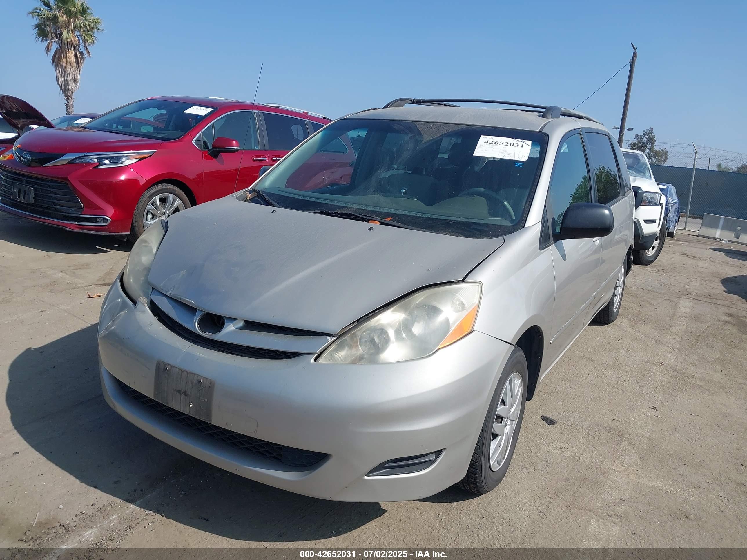TOYOTA SIENNA image 2