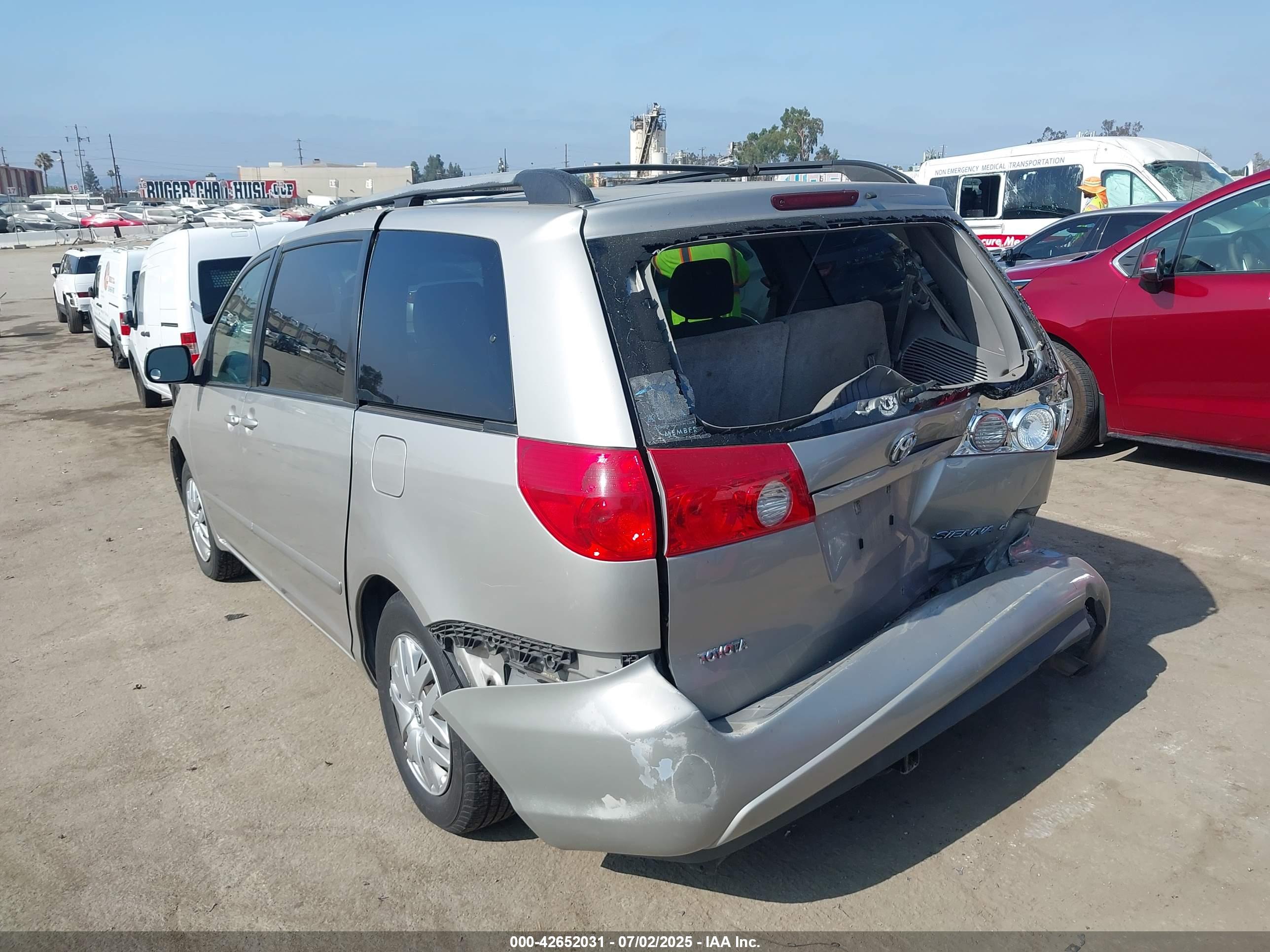 TOYOTA SIENNA image 3