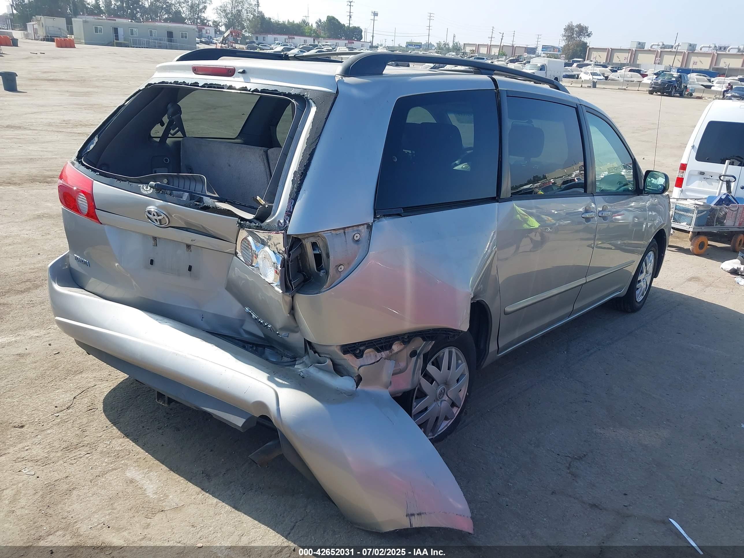 TOYOTA SIENNA image 4
