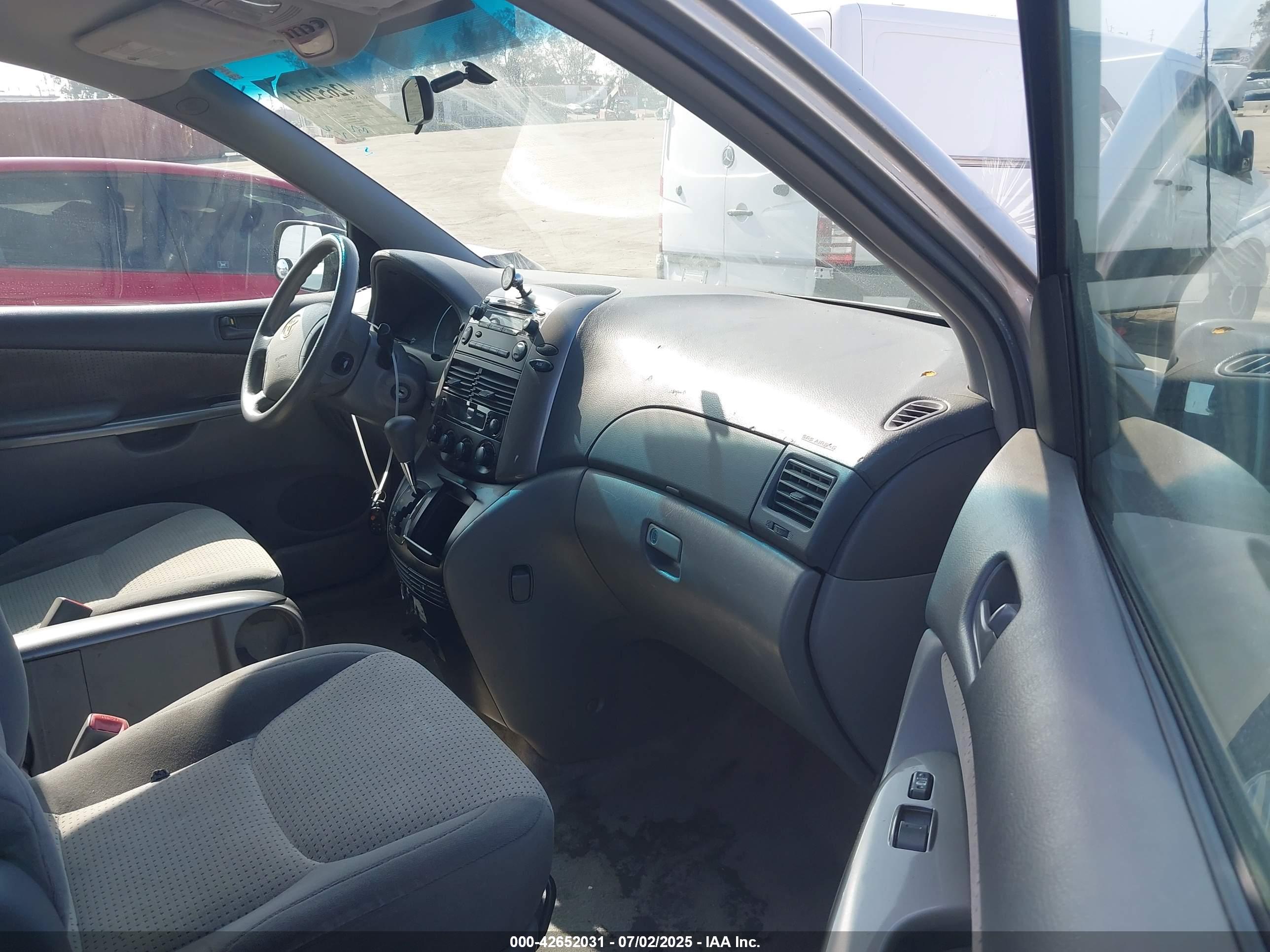 TOYOTA SIENNA image 5
