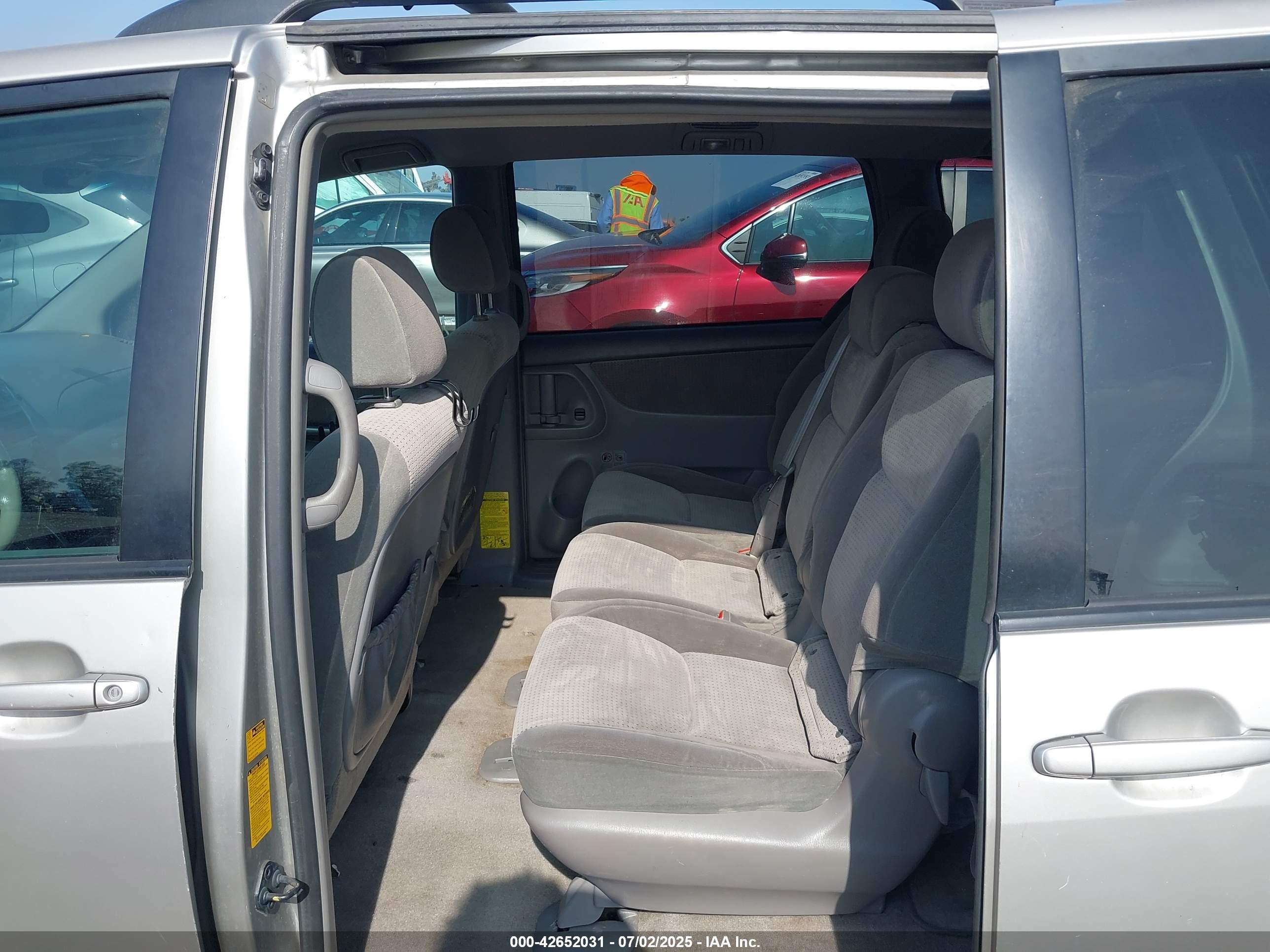 TOYOTA SIENNA image 8