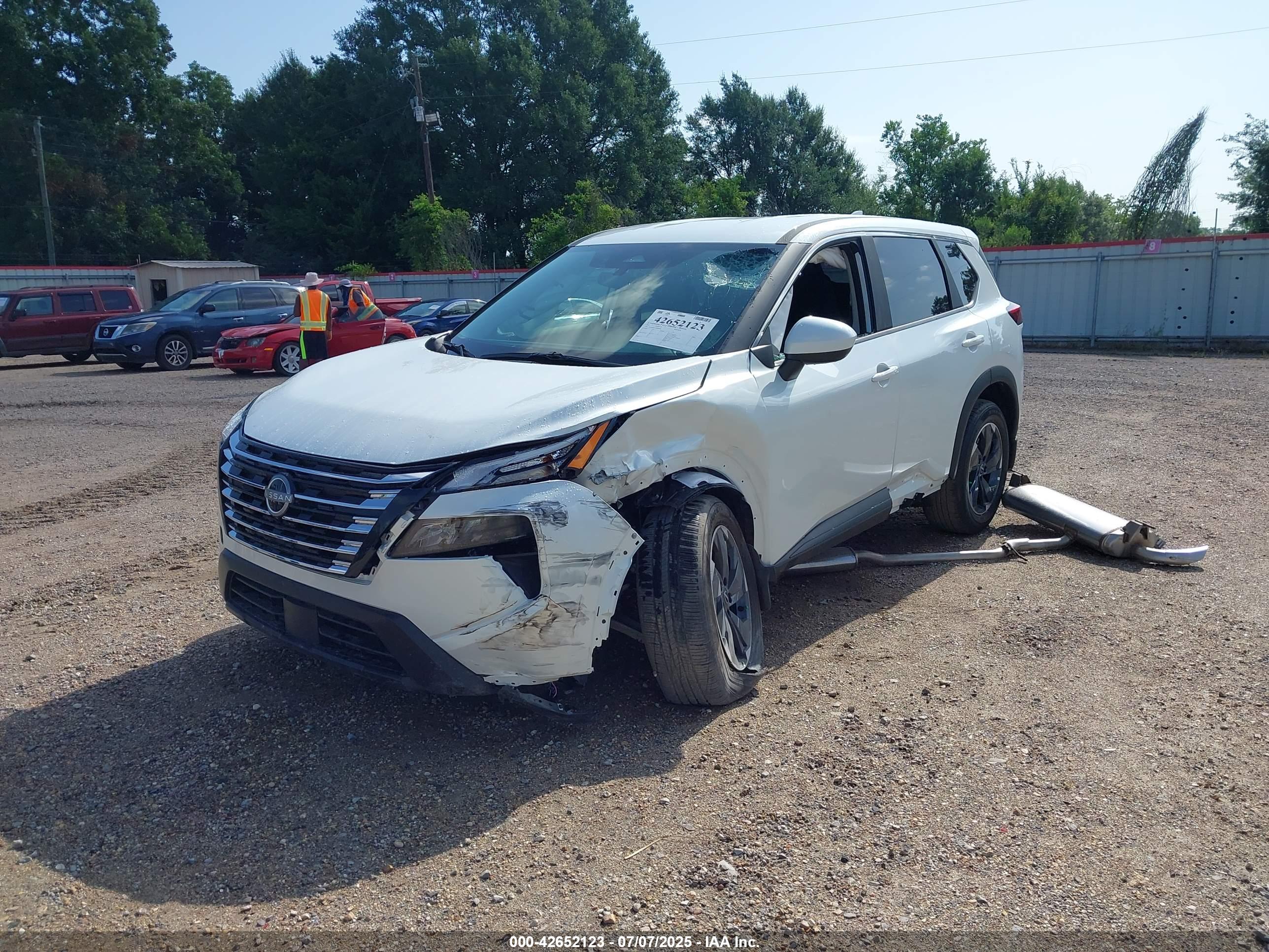 NISSAN ROGUE image 2