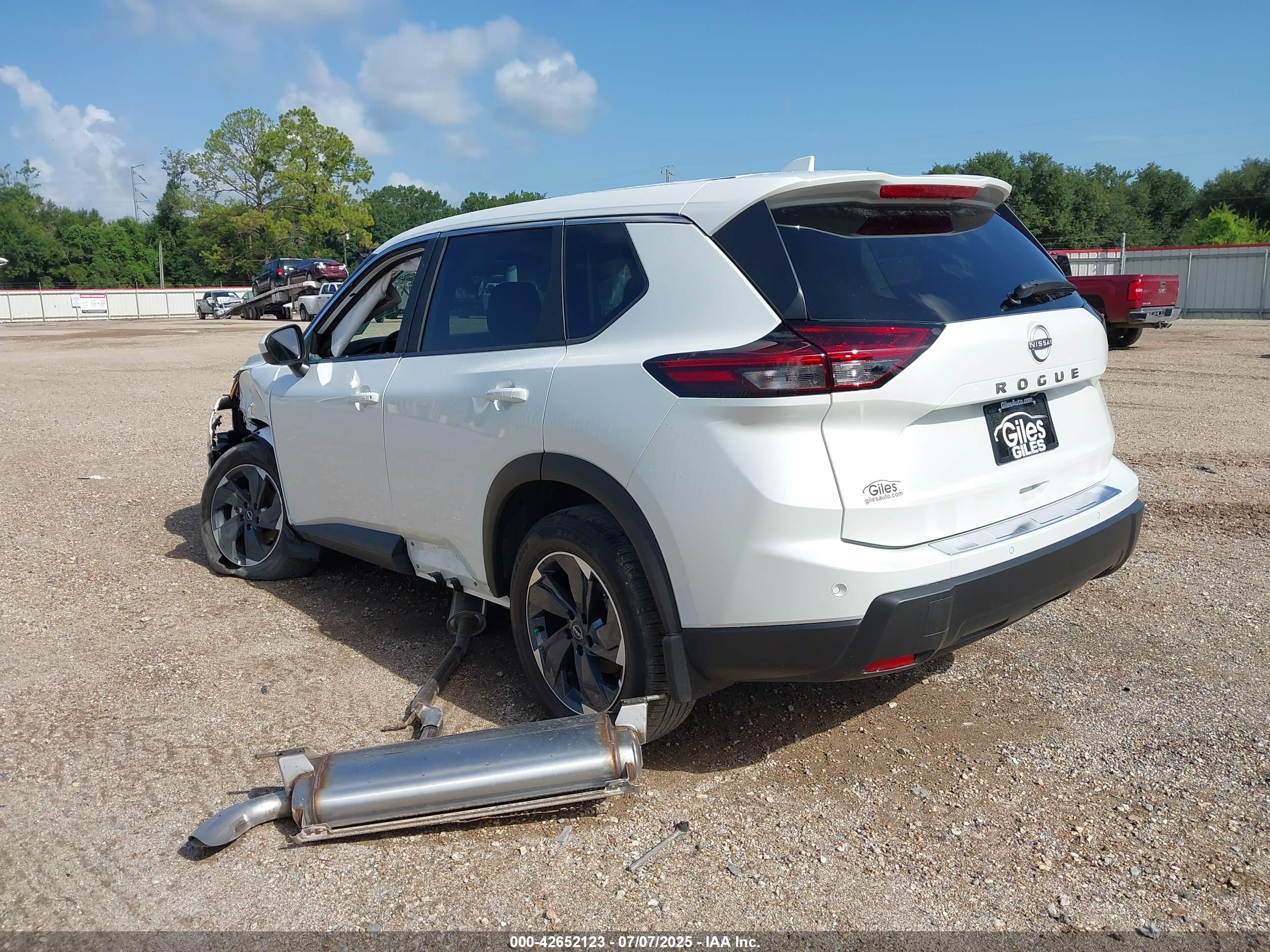 NISSAN ROGUE image 3