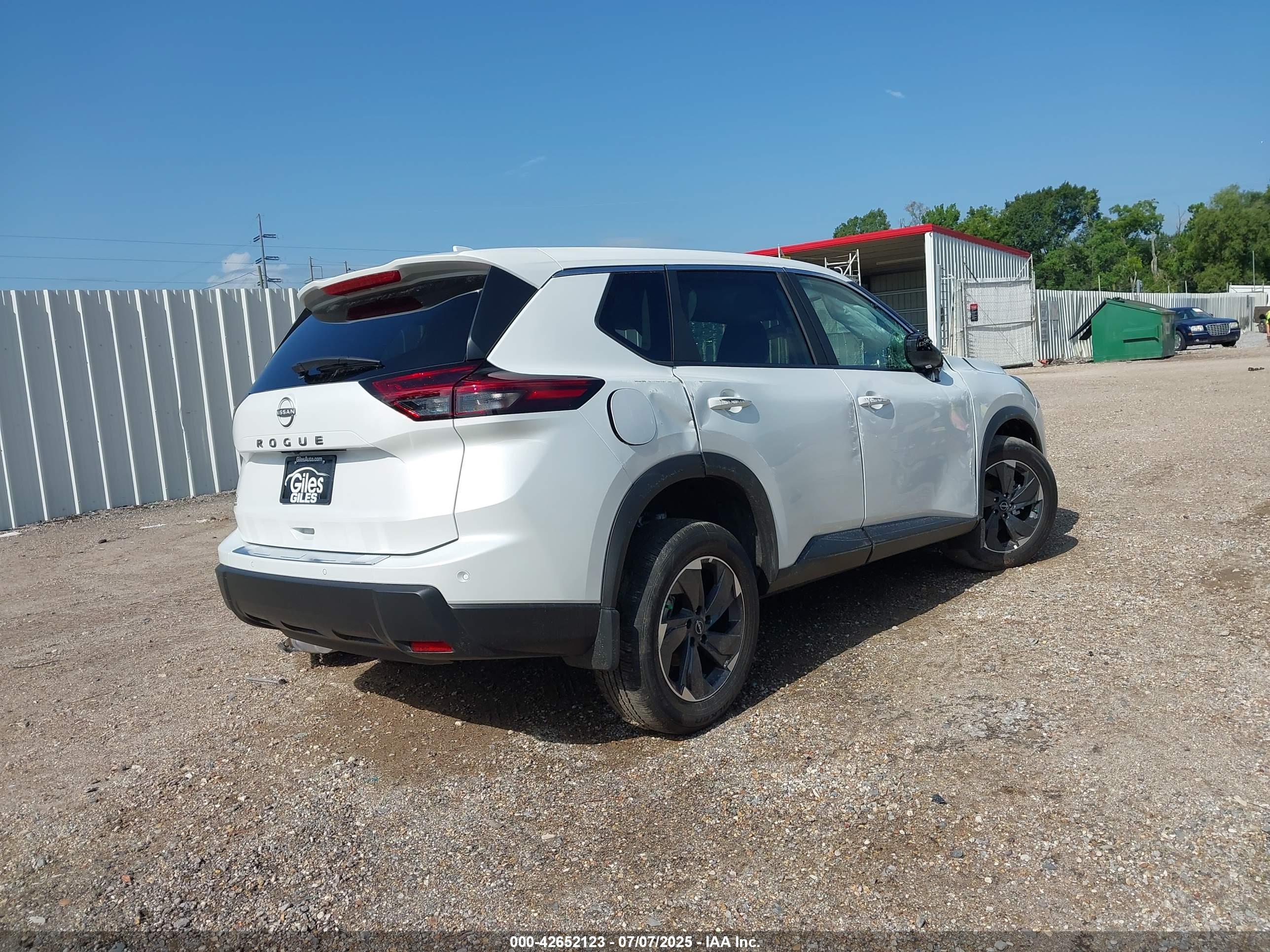 NISSAN ROGUE image 4