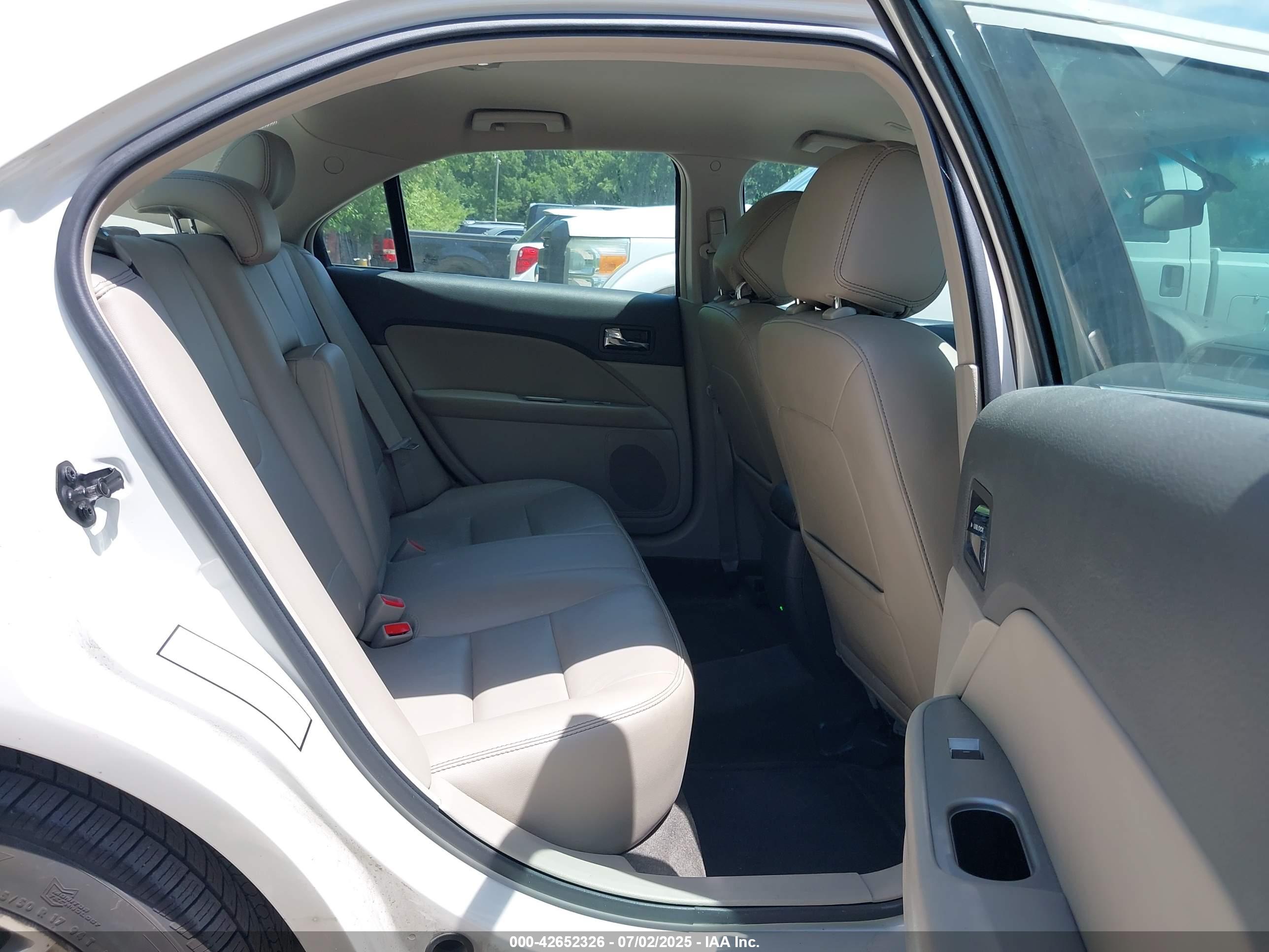 FORD FUSION image 8