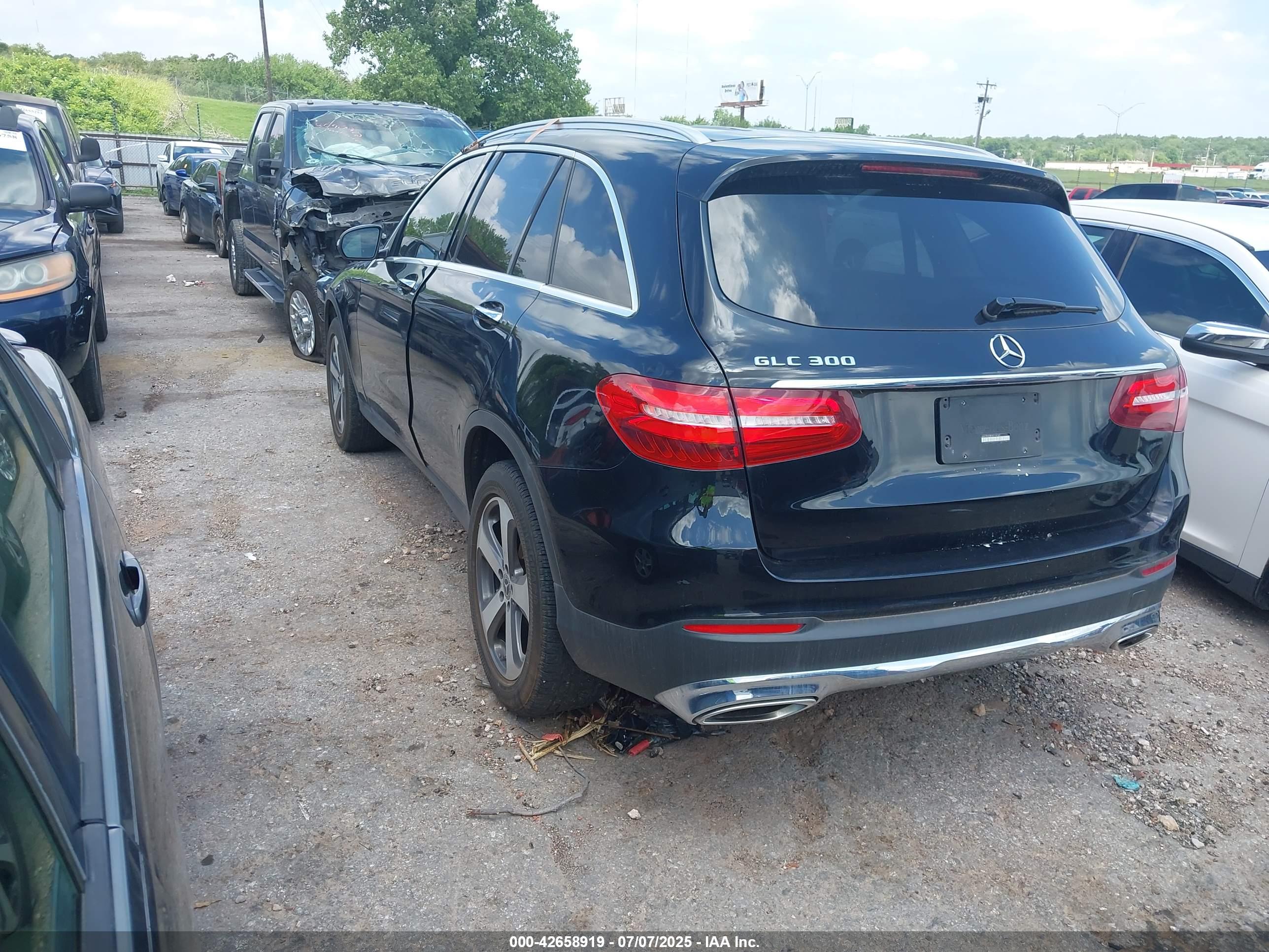 MERCEDES-BENZ GLC image 3