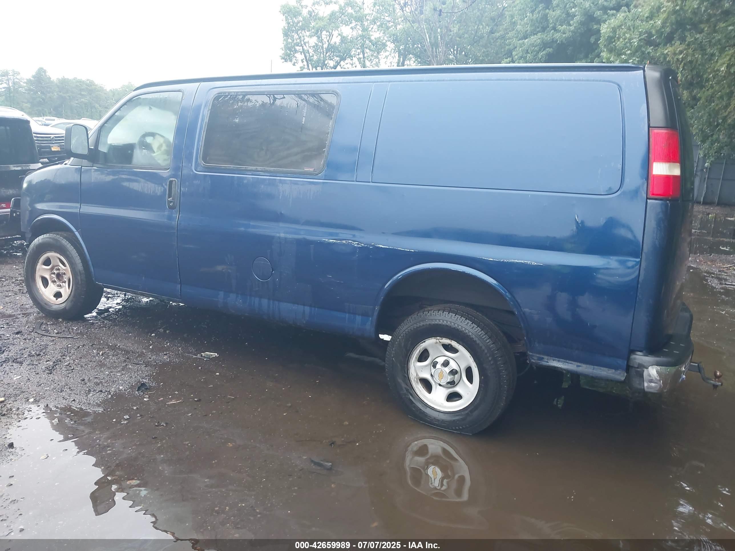 CHEVROLET EXPRESS image 3