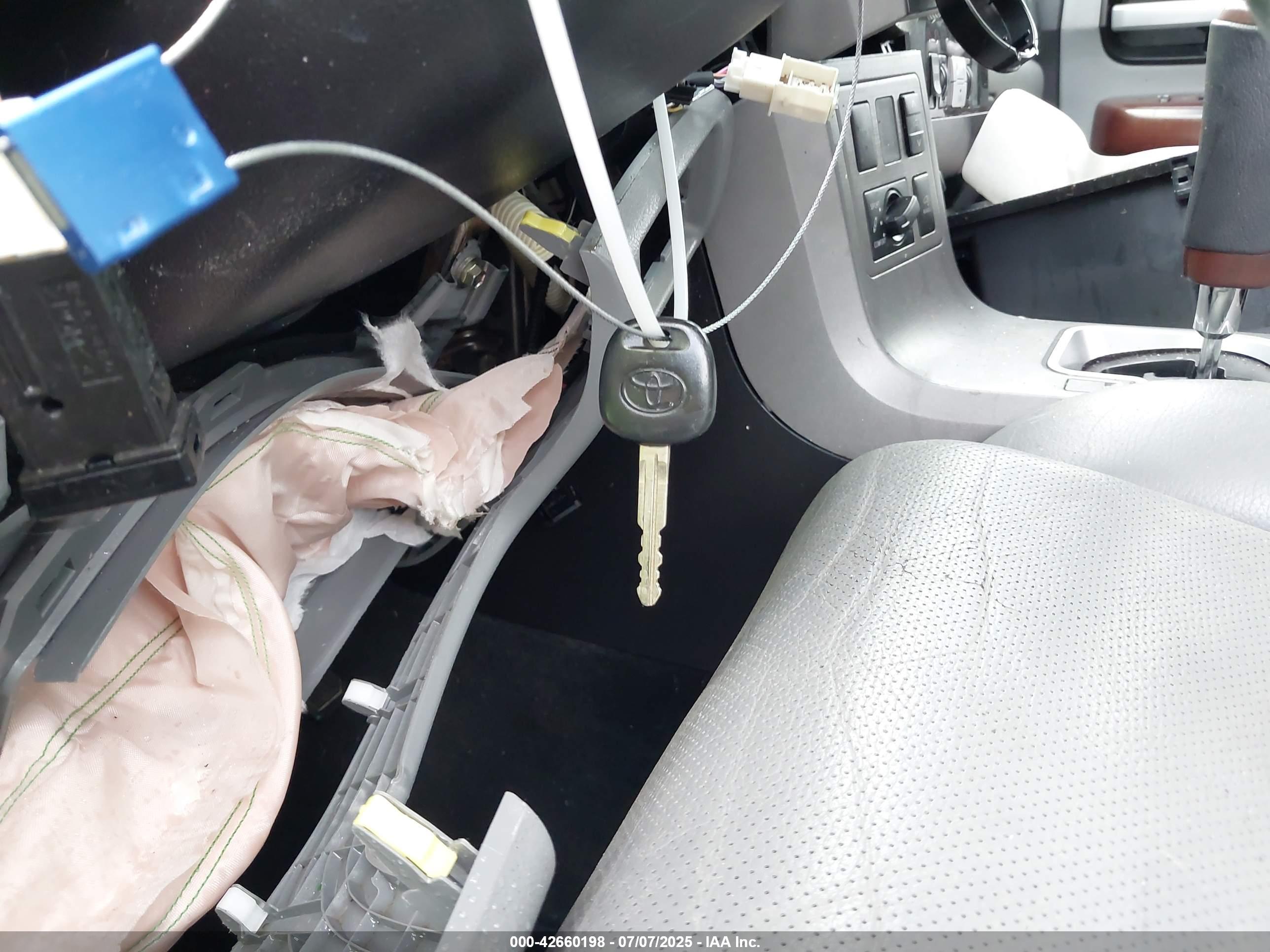 TOYOTA SEQUOIA image 11