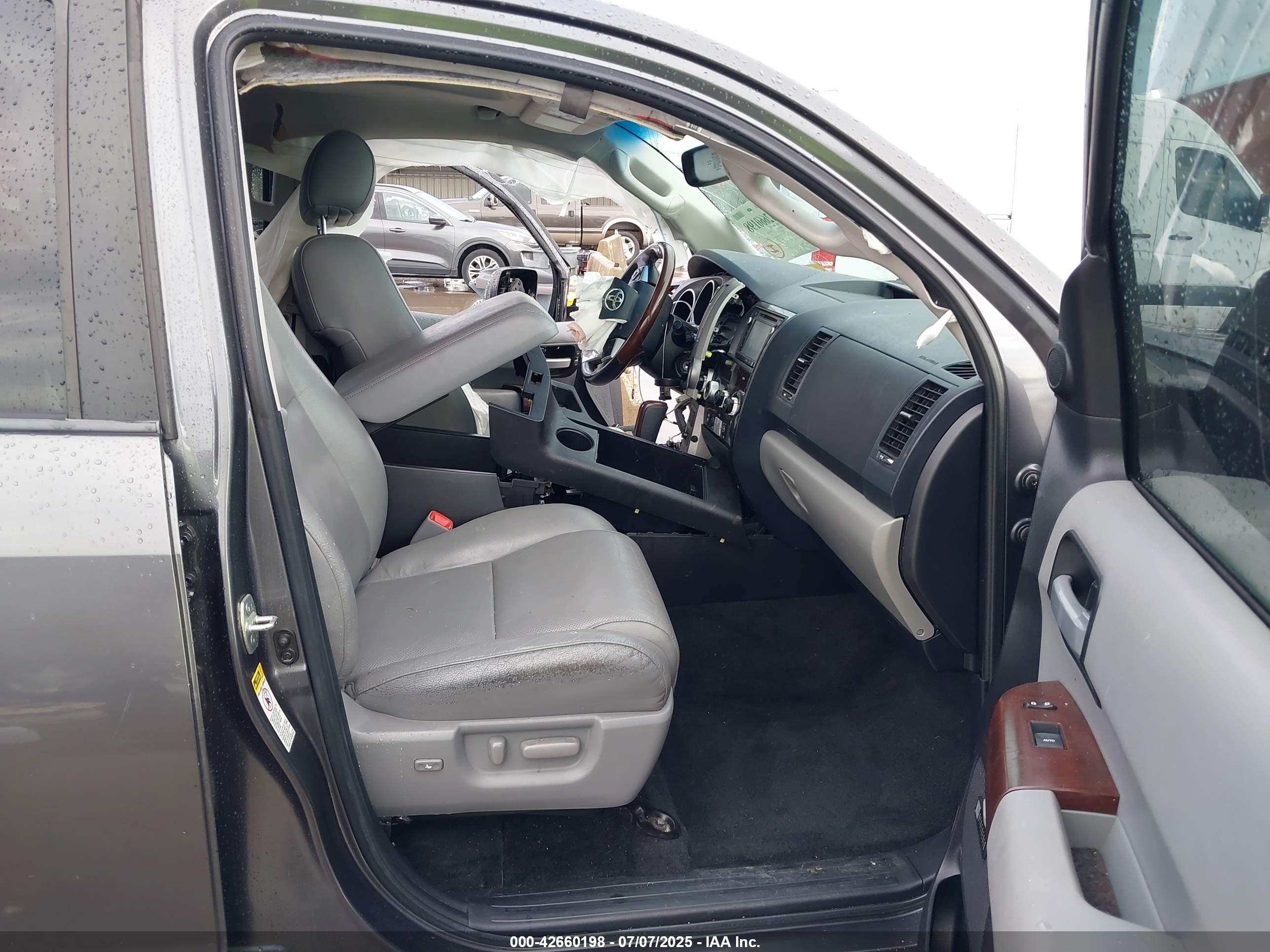 TOYOTA SEQUOIA image 5