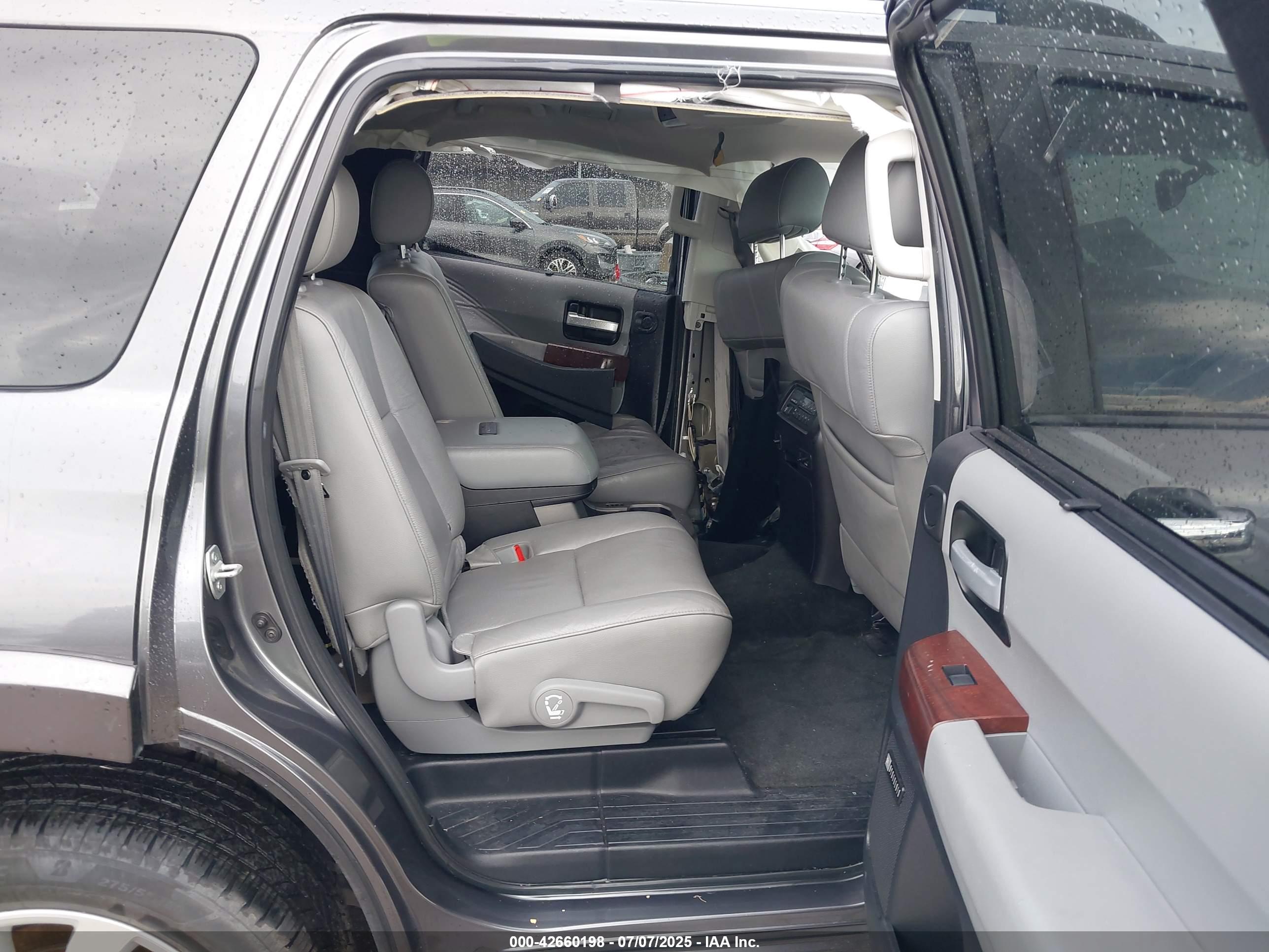 TOYOTA SEQUOIA image 8