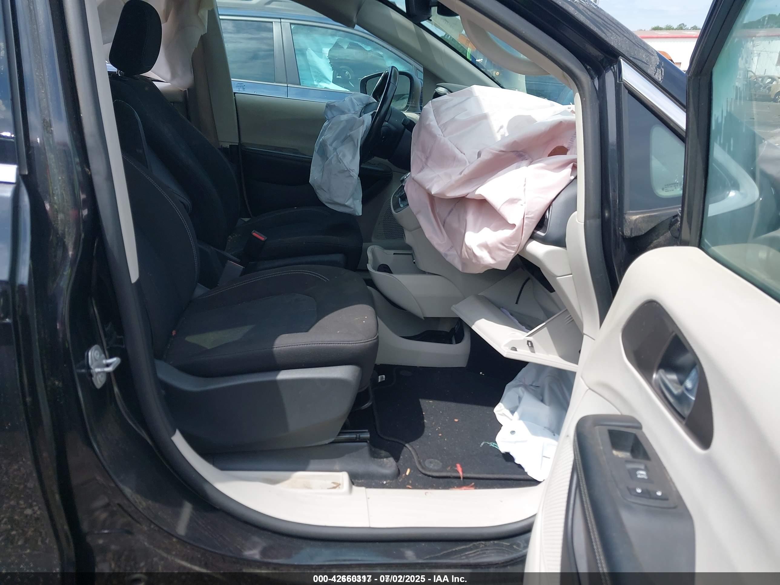 CHRYSLER VOYAGER image 5