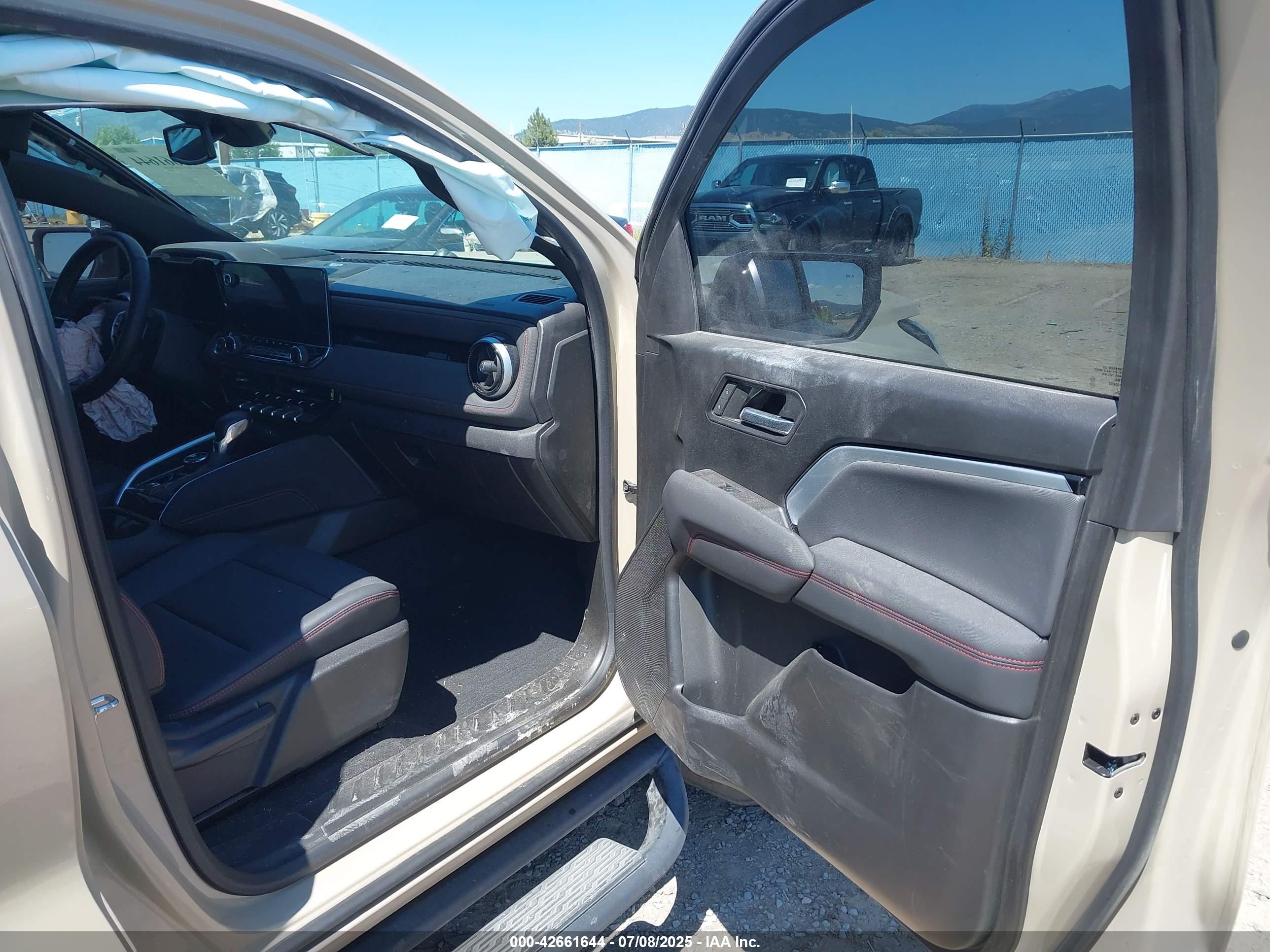 CHEVROLET COLORADO image 5