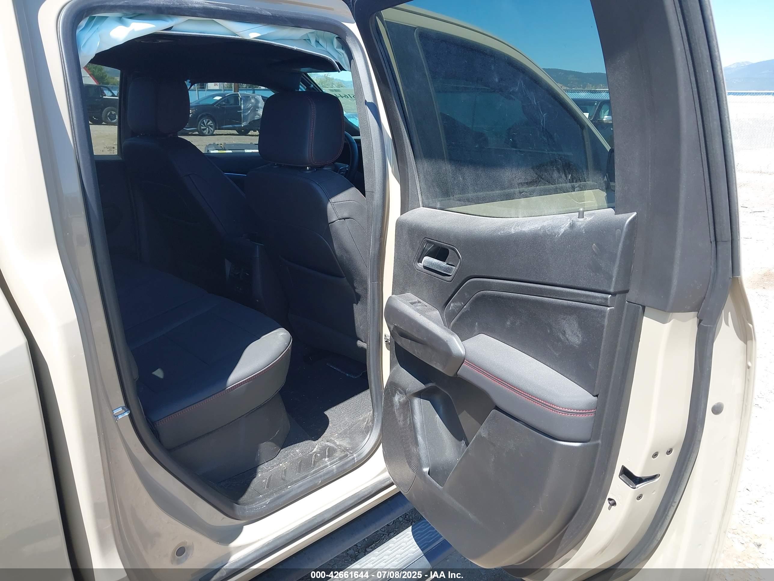 CHEVROLET COLORADO image 8