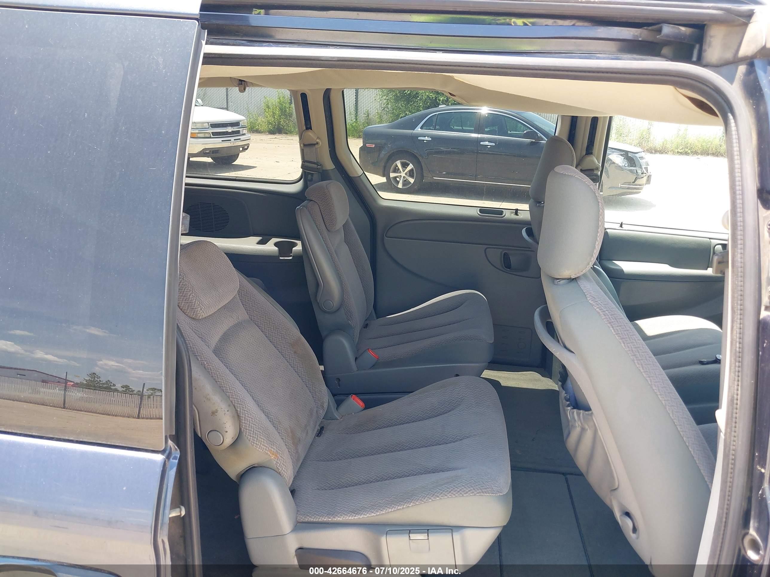 CHRYSLER TOWN image 8