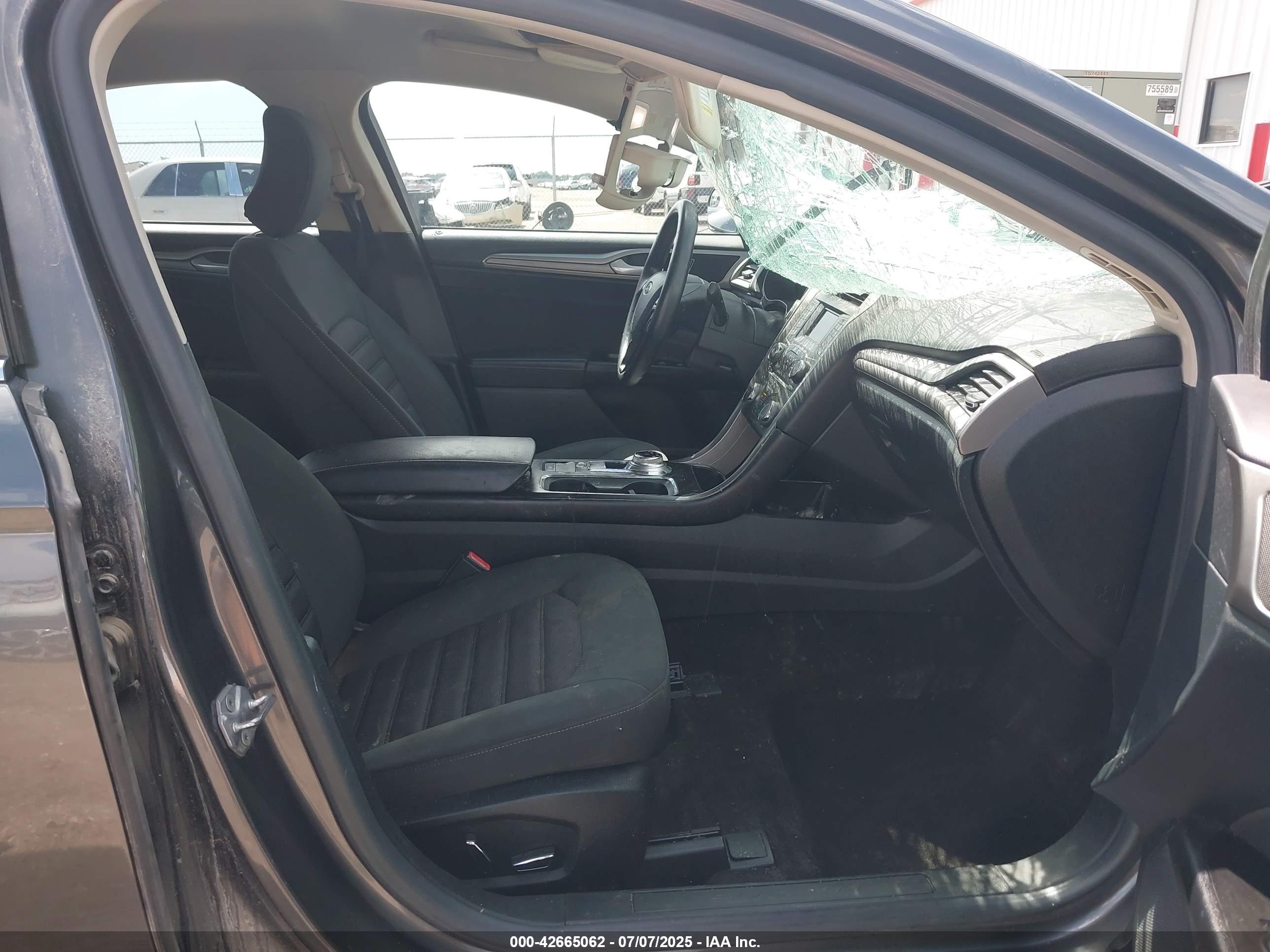 FORD FUSION image 5
