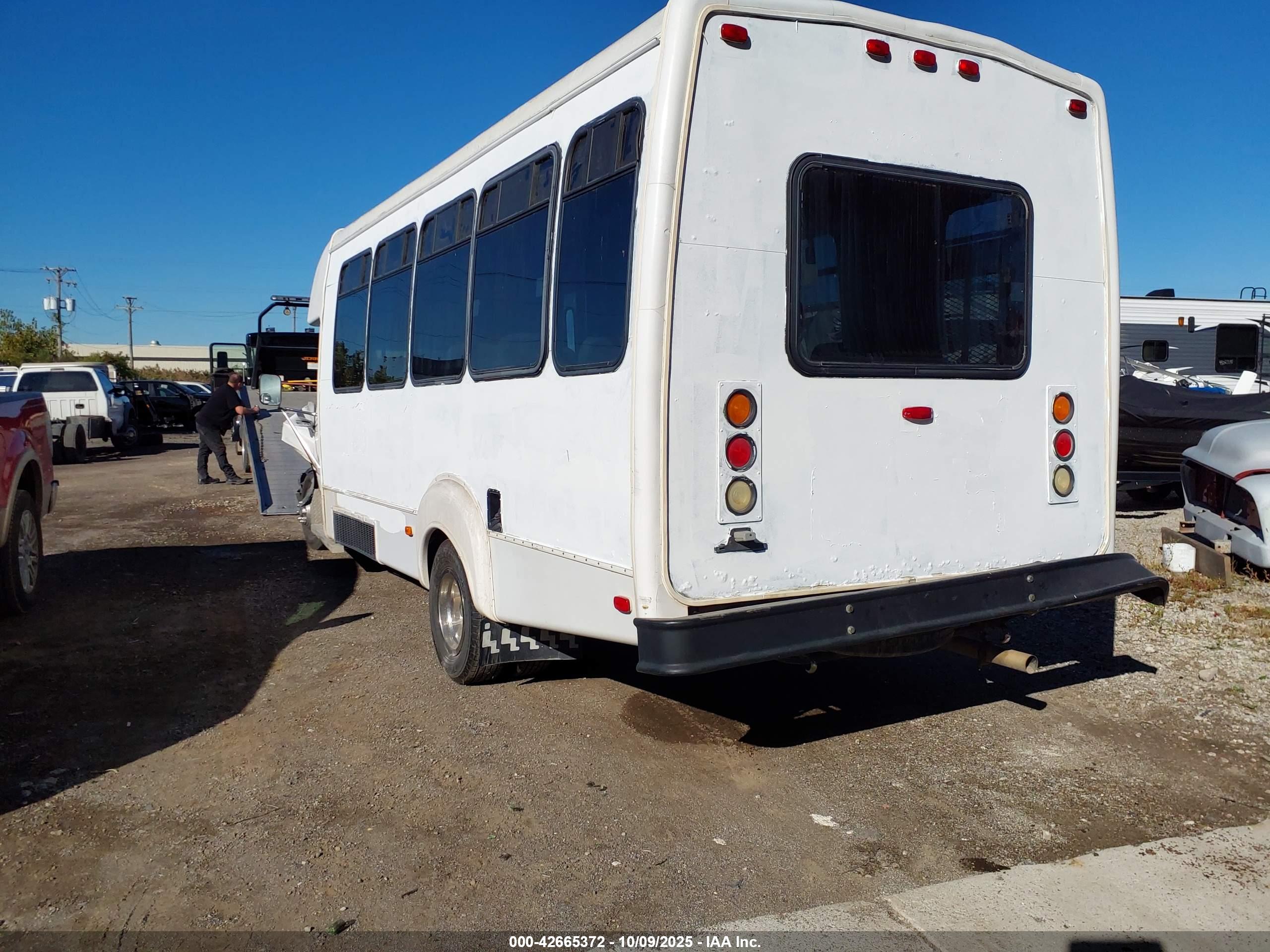 FORD E-450 image 3