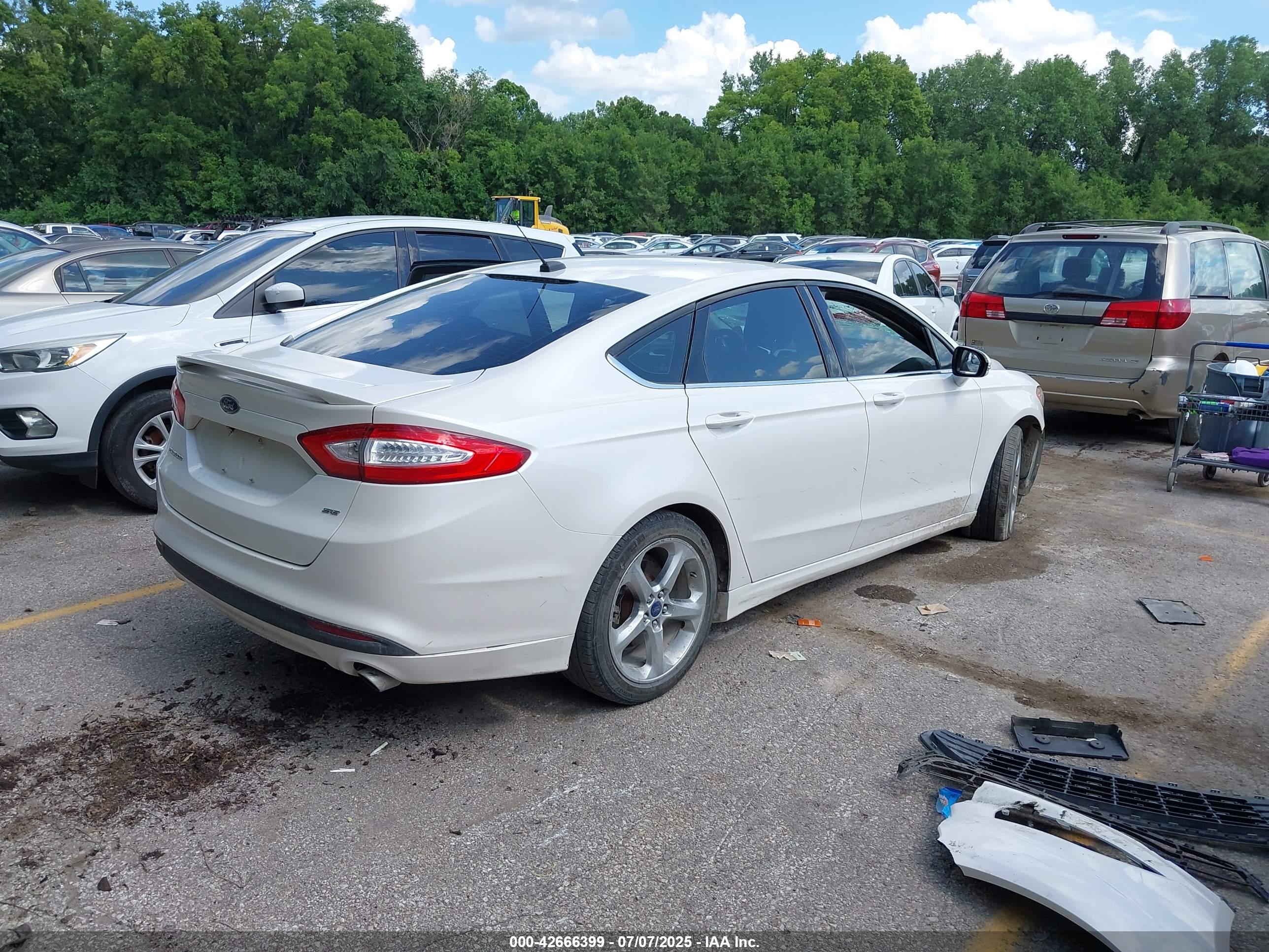 FORD FUSION image 4