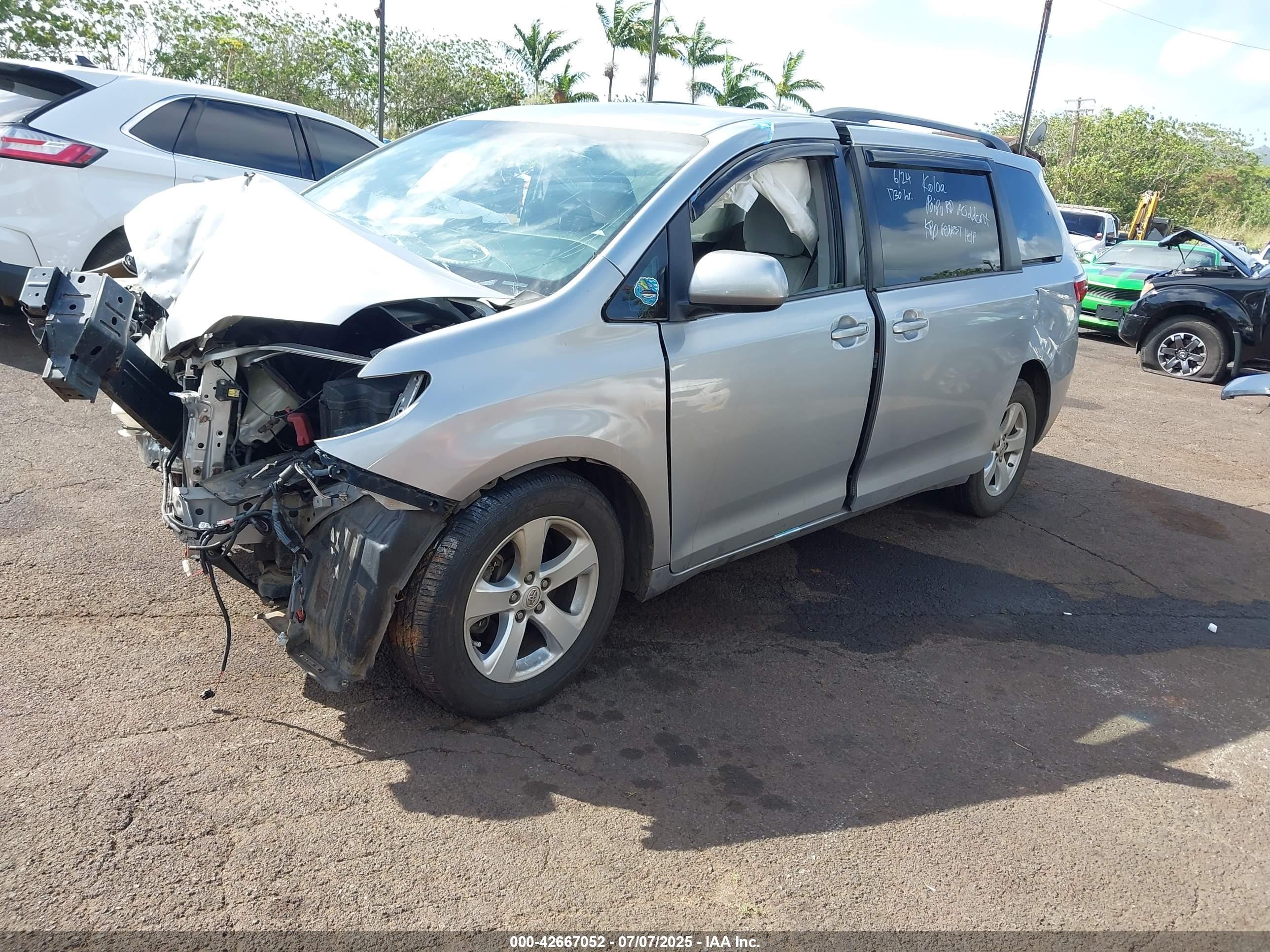 TOYOTA SIENNA image 2