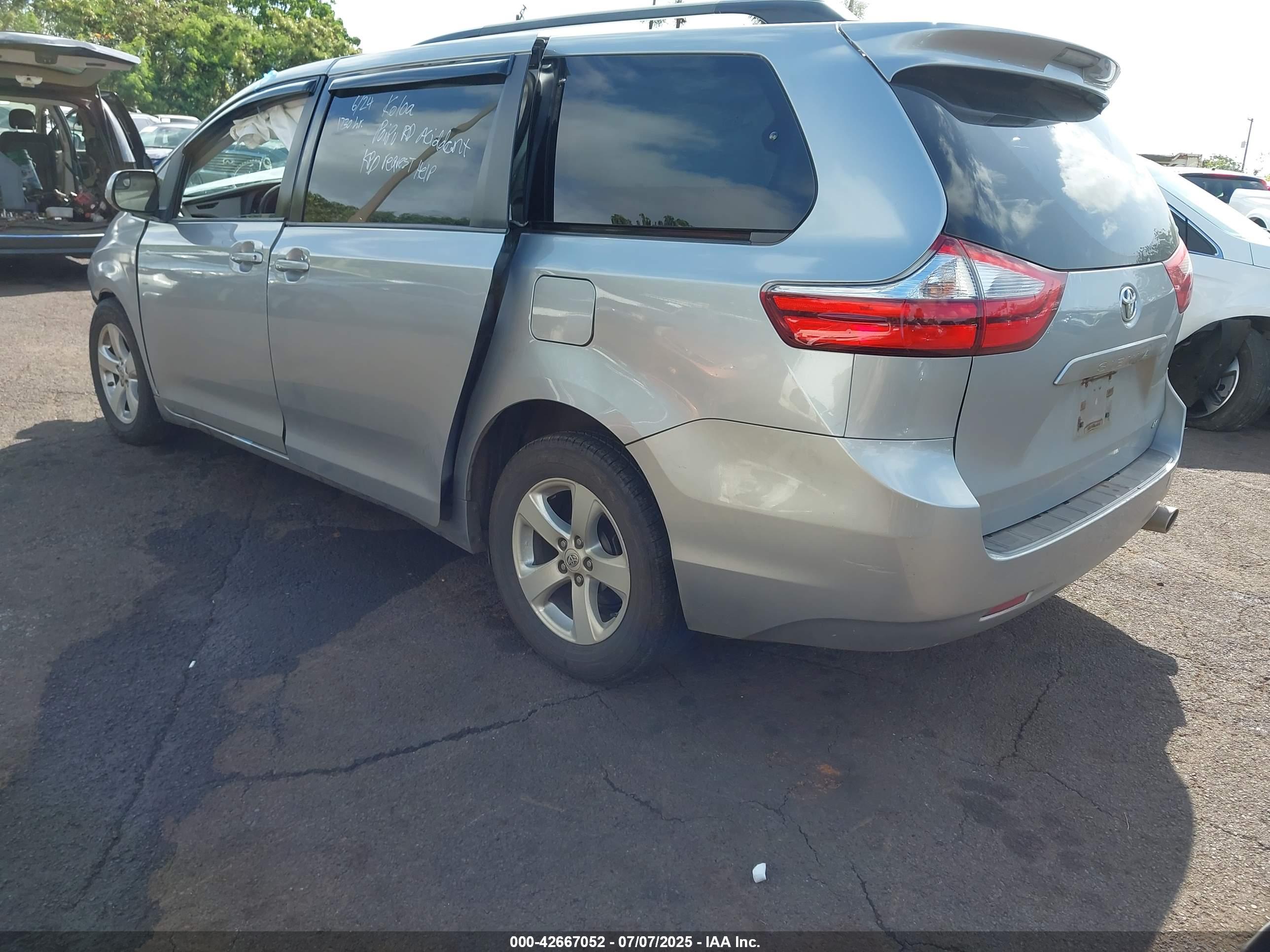 TOYOTA SIENNA image 3