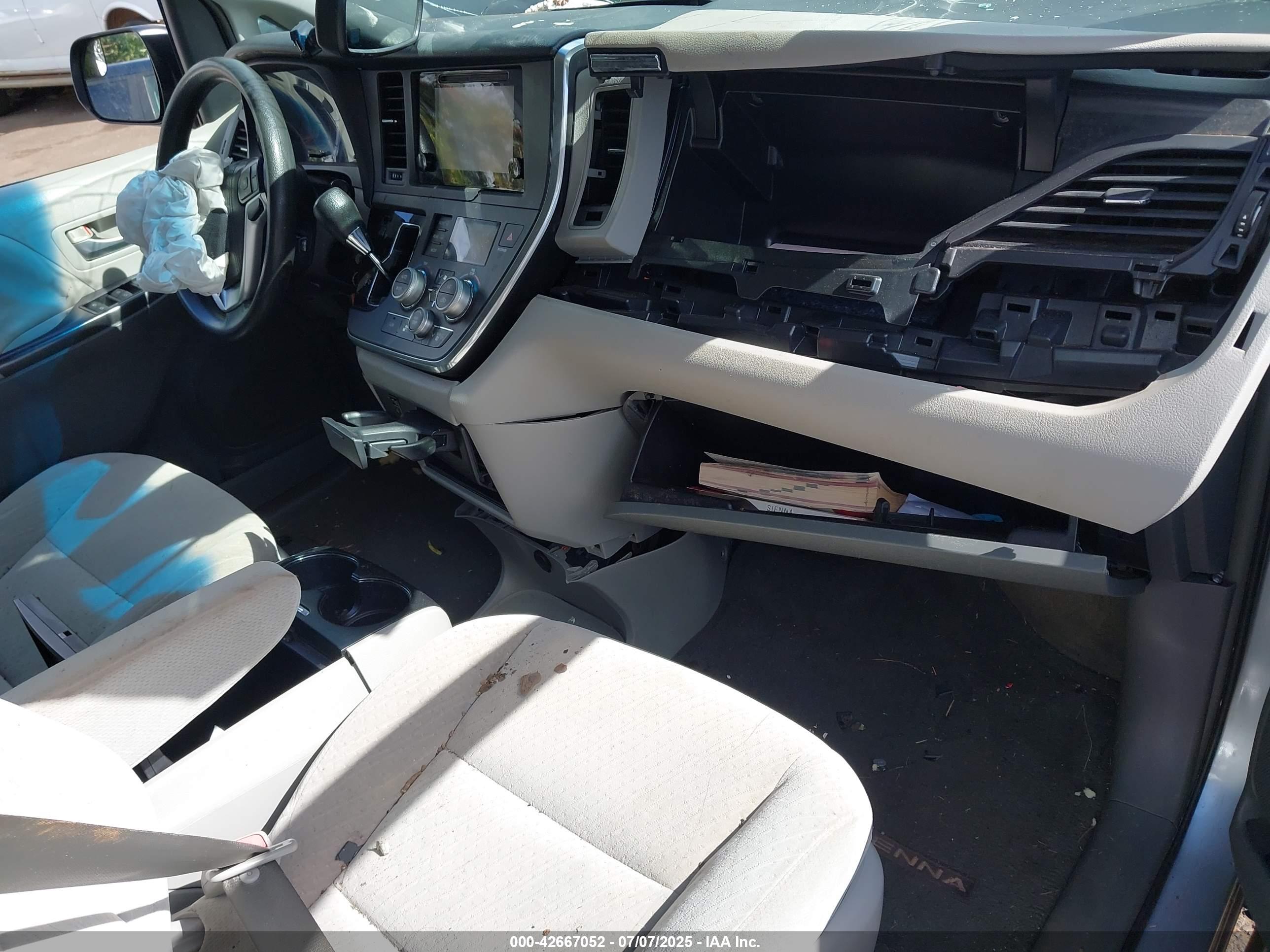 TOYOTA SIENNA image 5