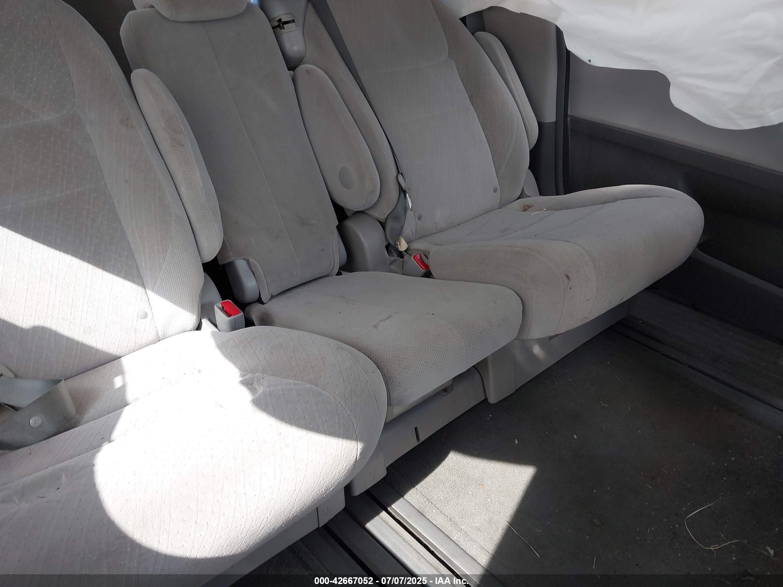 TOYOTA SIENNA image 8