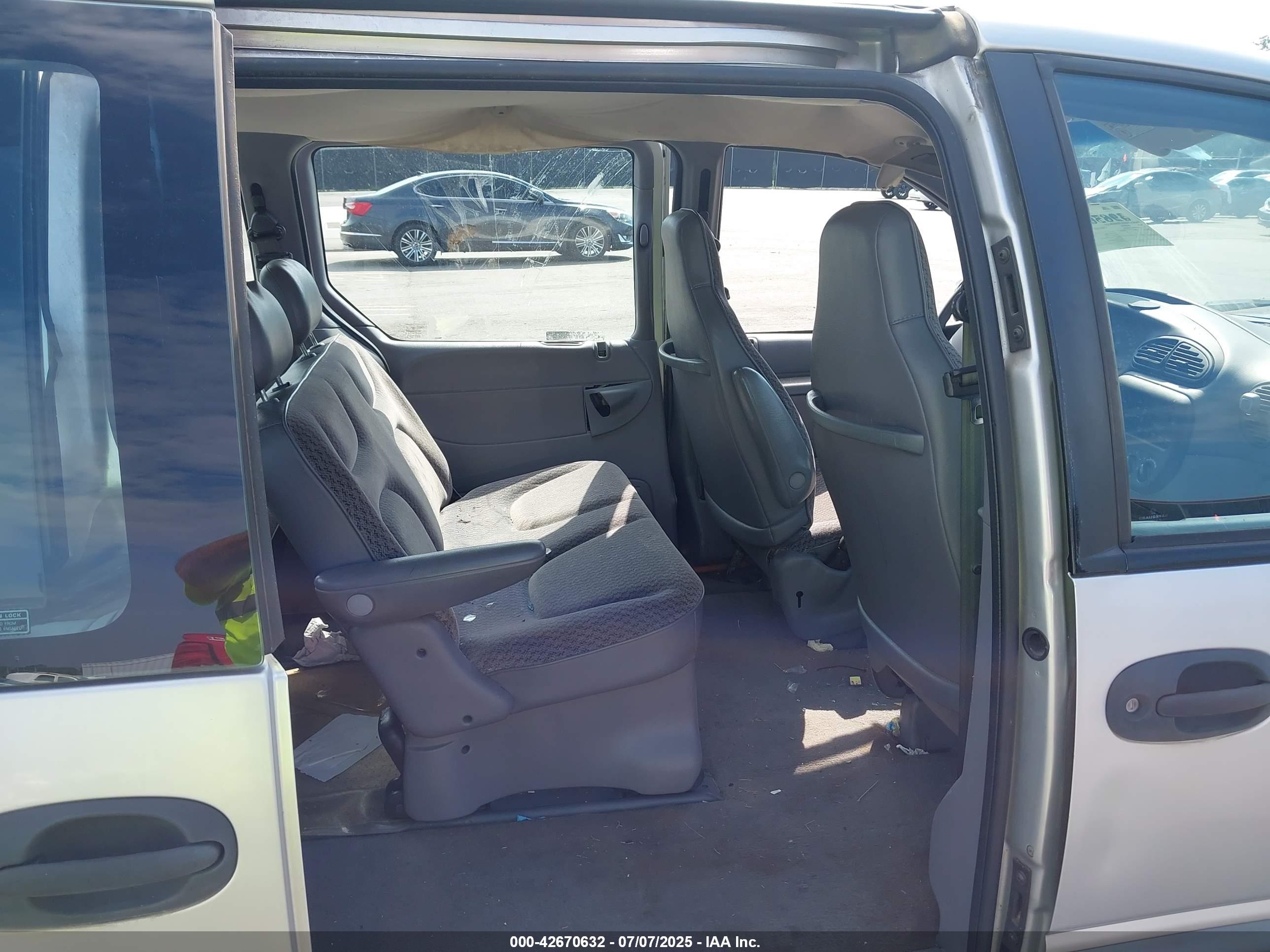 DODGE CARAVAN image 8