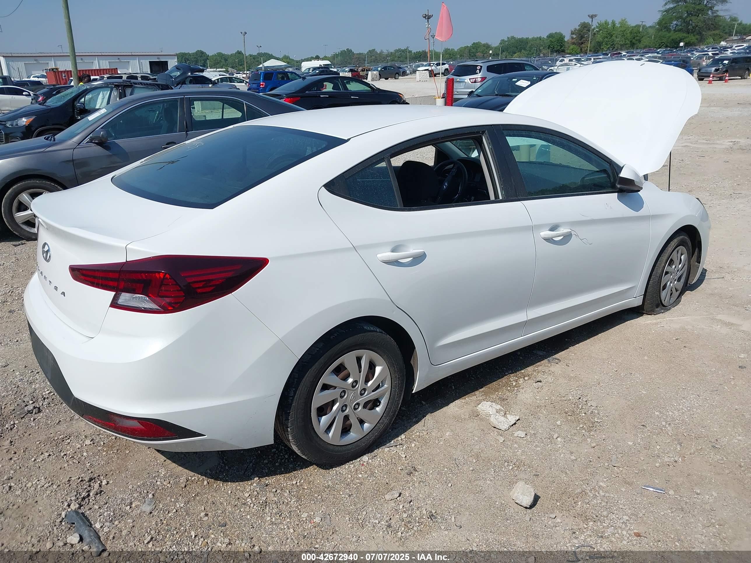 HYUNDAI ELANTRA image 4