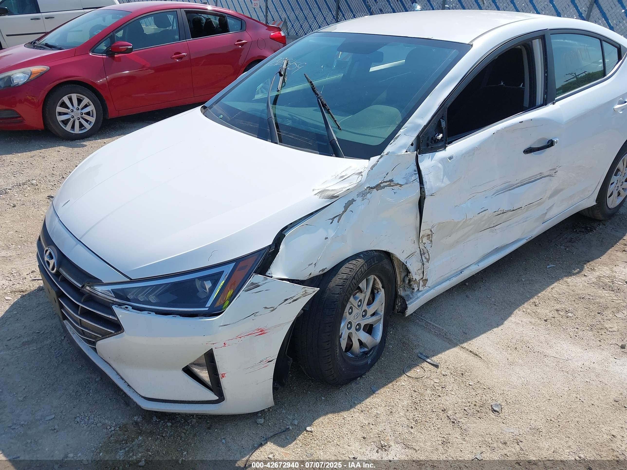 HYUNDAI ELANTRA image 6