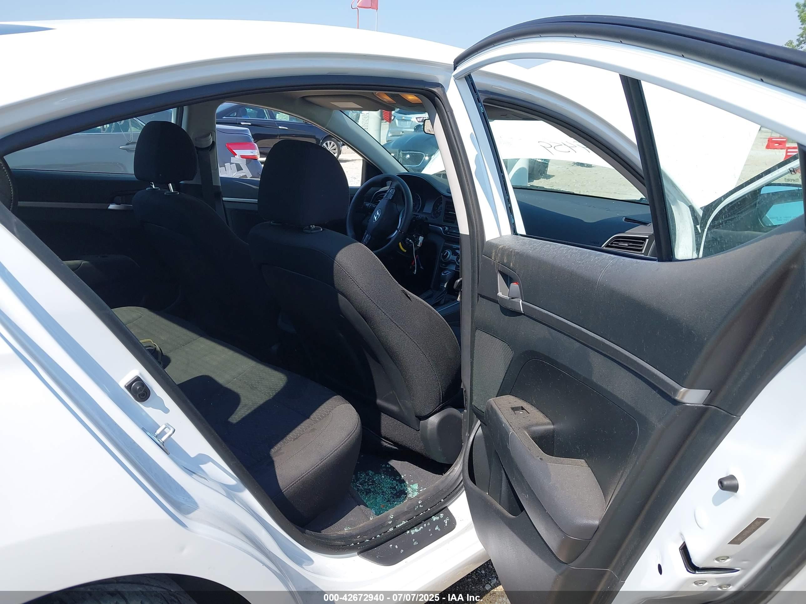 HYUNDAI ELANTRA image 8