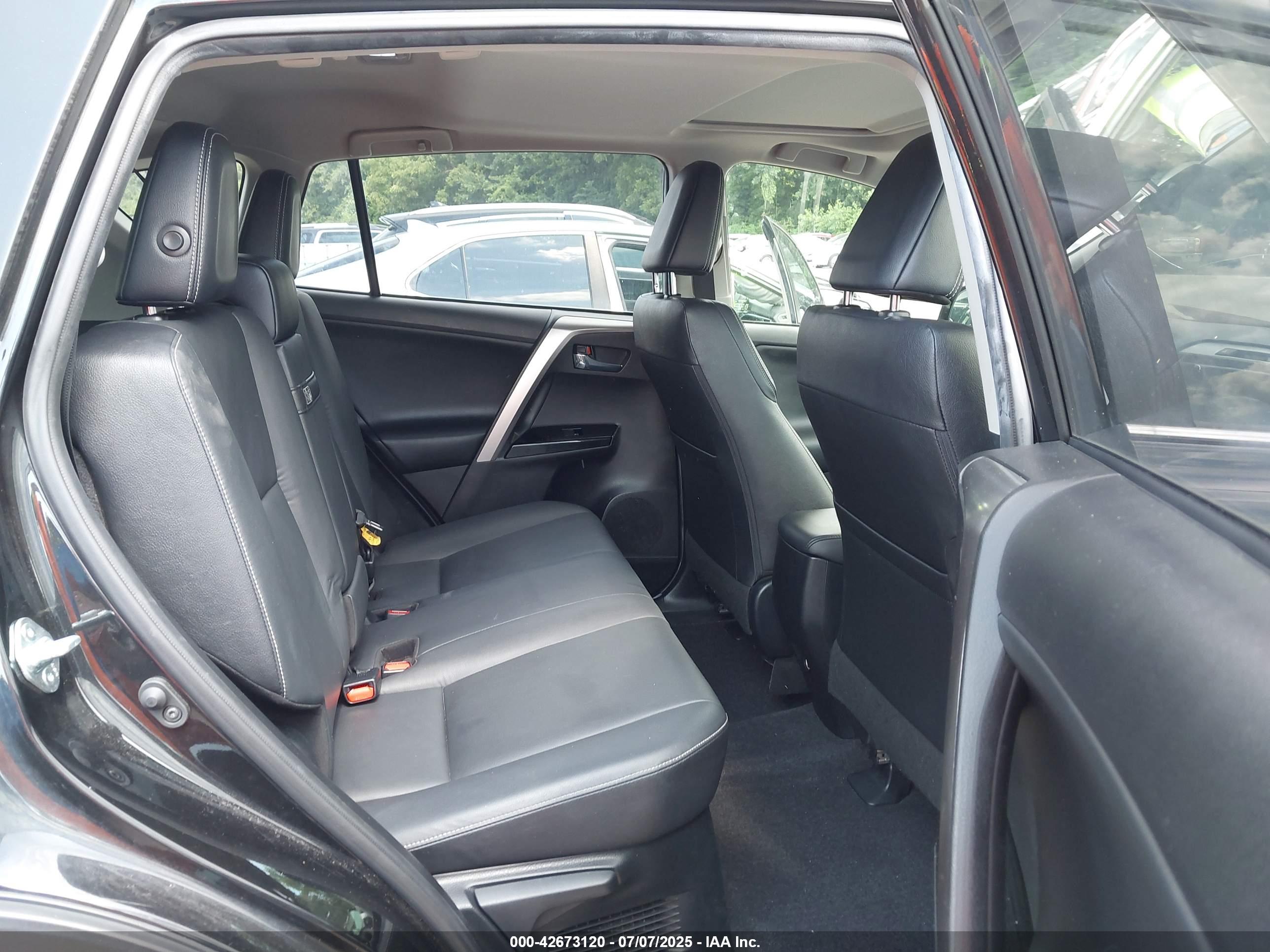 TOYOTA RAV4 image 8