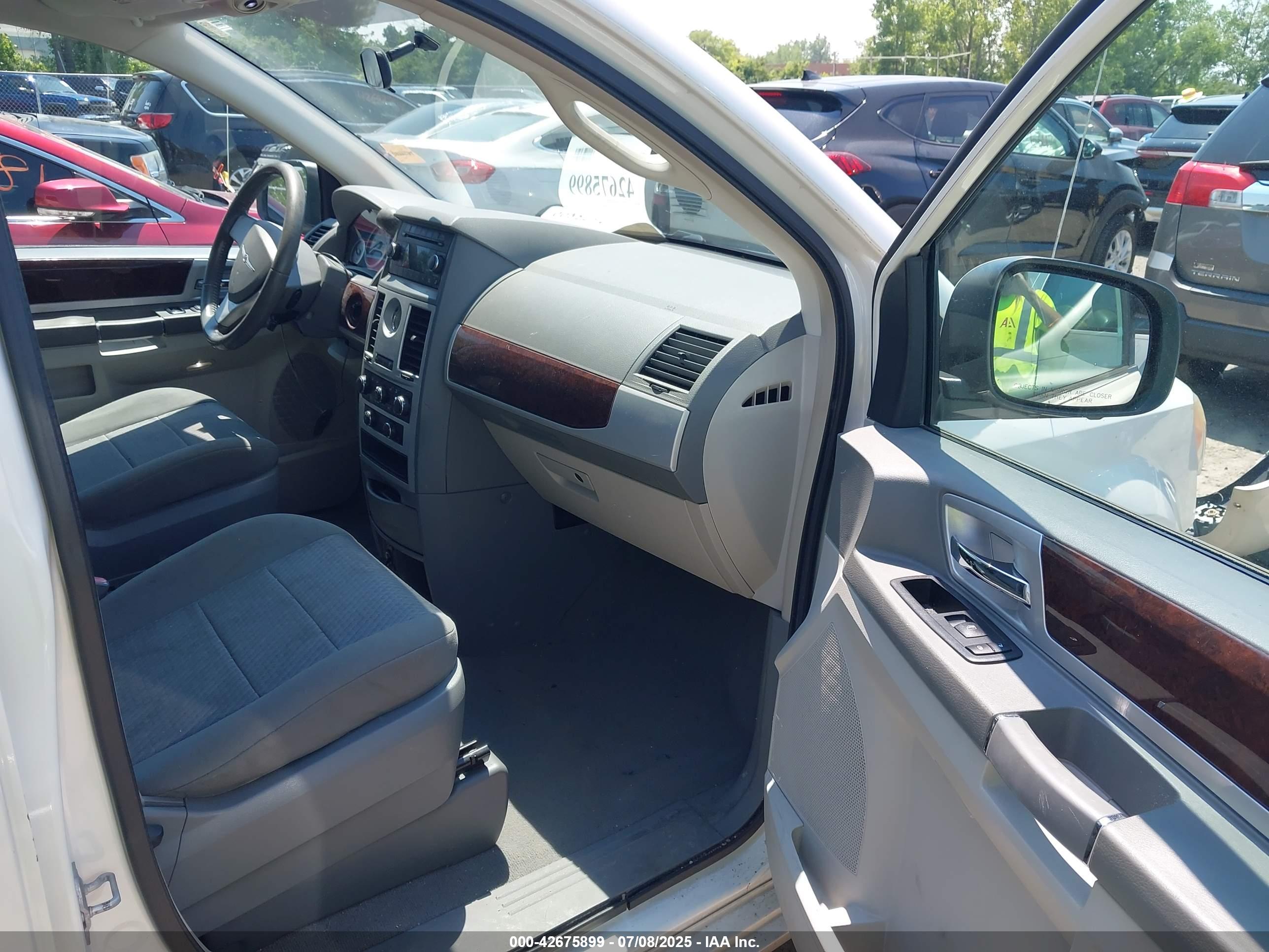 CHRYSLER TOWN image 5