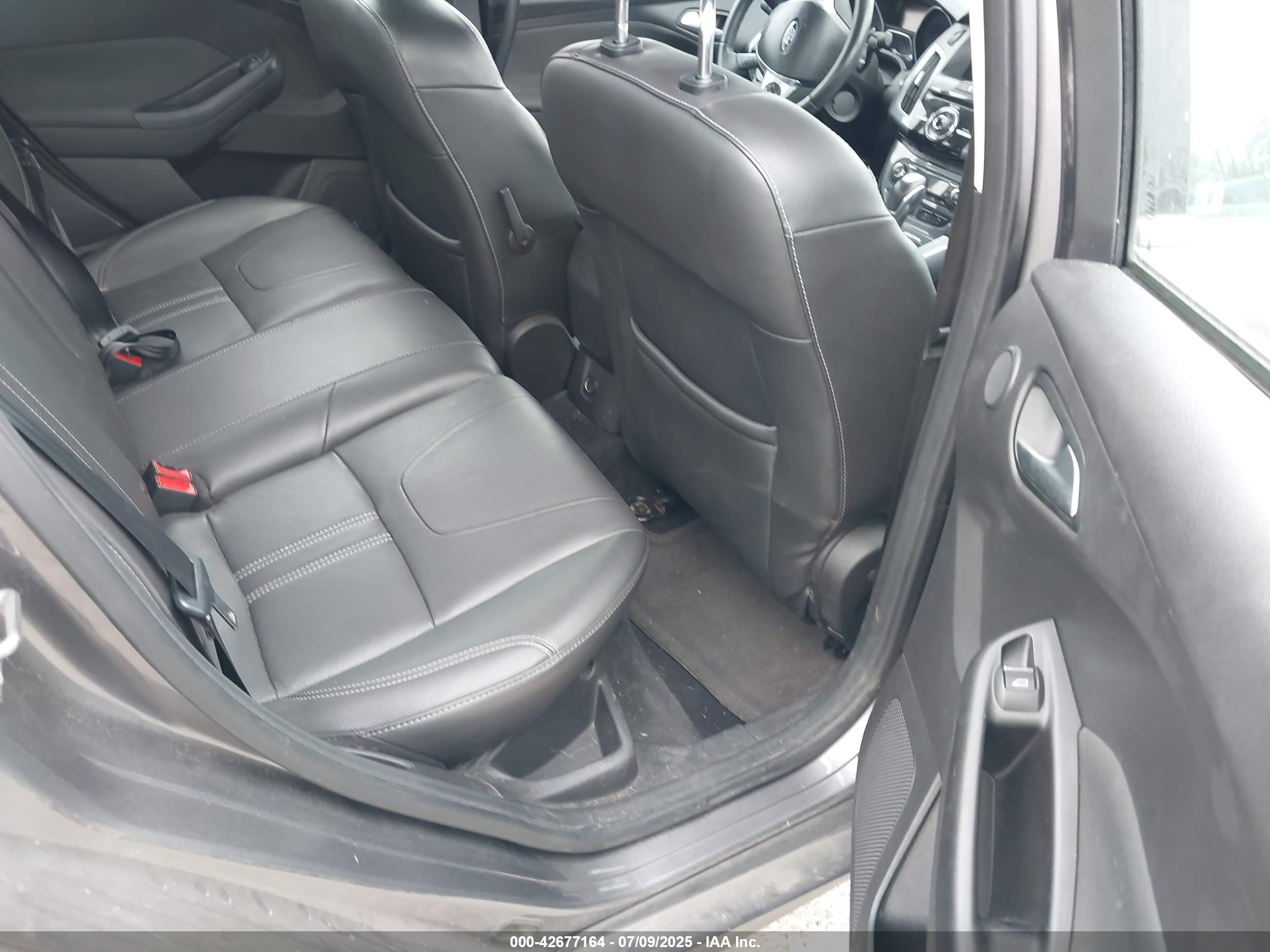 FORD FOCUS image 8